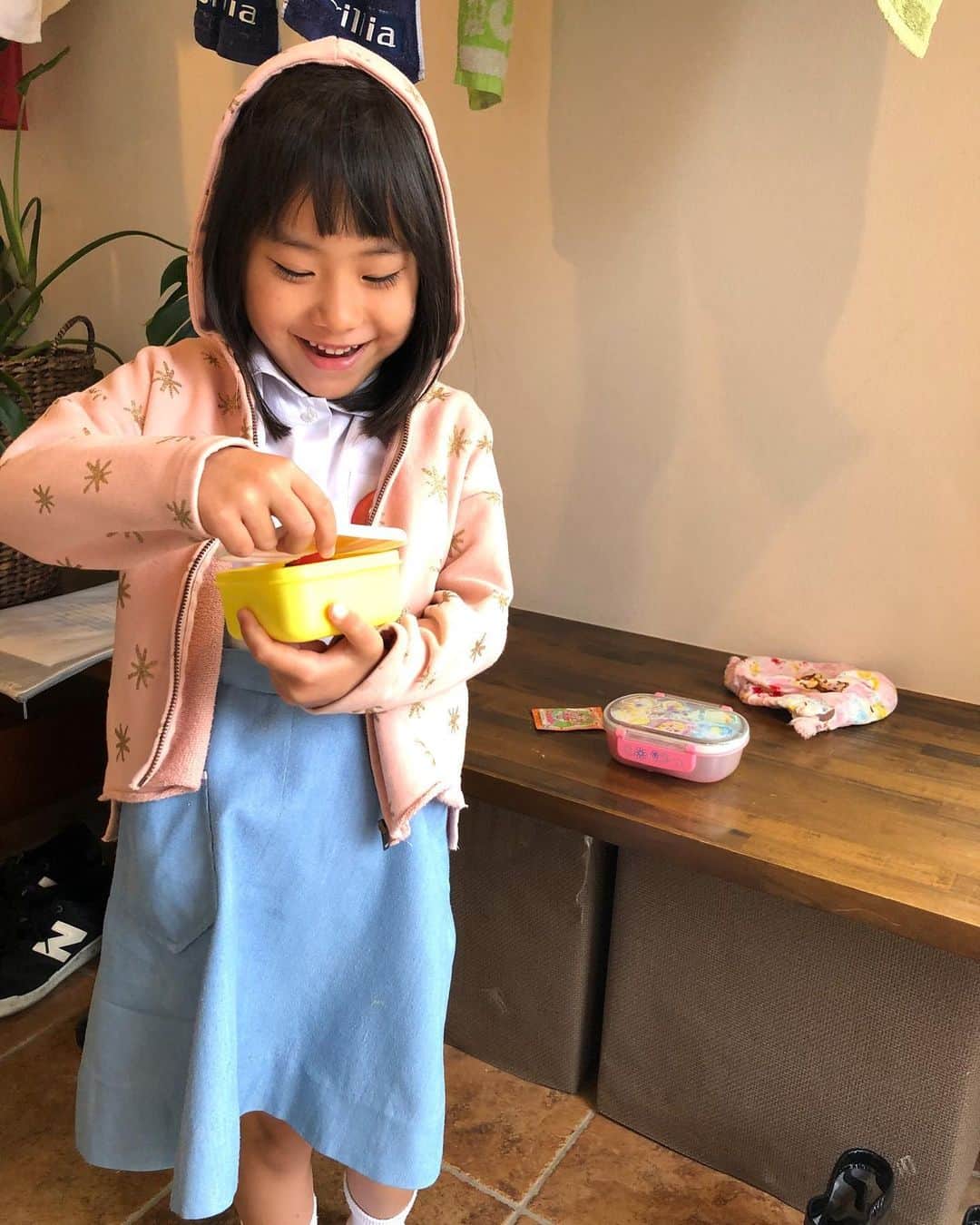 みきママさんのインスタグラム写真 - (みきママInstagram)「【肉団子弁当です！ 】. .  上下を潰して楕円形にすると火の通りが早い！！. . . . 🔆肉団子のレシピは、藤原さんち①に載っています。大人気にも載っています！！ . . . . ❤️旦那は、ヘルシー肉団子弁当です。ダイエット中の旦那はね、ご飯が少しの肉団子弁当です！！ . . . . 詰め方はね、水分がもれても大丈夫なように、銀カップの下に紙を入れます！！ こうすると、米に水分が流れてビショビショになりません。 . . . . ❤️はる兄は、大盛り肉団子弁当です〜！ コーンをかじりながら肉団子を召し上がれ！ . . ❤️杏ちゃんは、ミニ肉団子弁当です。. マイメロちゃんとクロミちゃんです。 . . .  杏ちゃん「かわいい〜！！」 喜んでいました。  すると、杏ちゃん「スイカのタネだせるかな？」ってさ。  心配だって。 . . . そしたら、杏ちゃん「さくらんぼがいいっていったじゃん。」ってさ。  いや、言ってないです。 . . . 😁来月は広島の三越さんで餃子を売らせていただきます～！！よかったら遊びに来てくださ～い！！」6月24日 11時46分 - mikimama_official