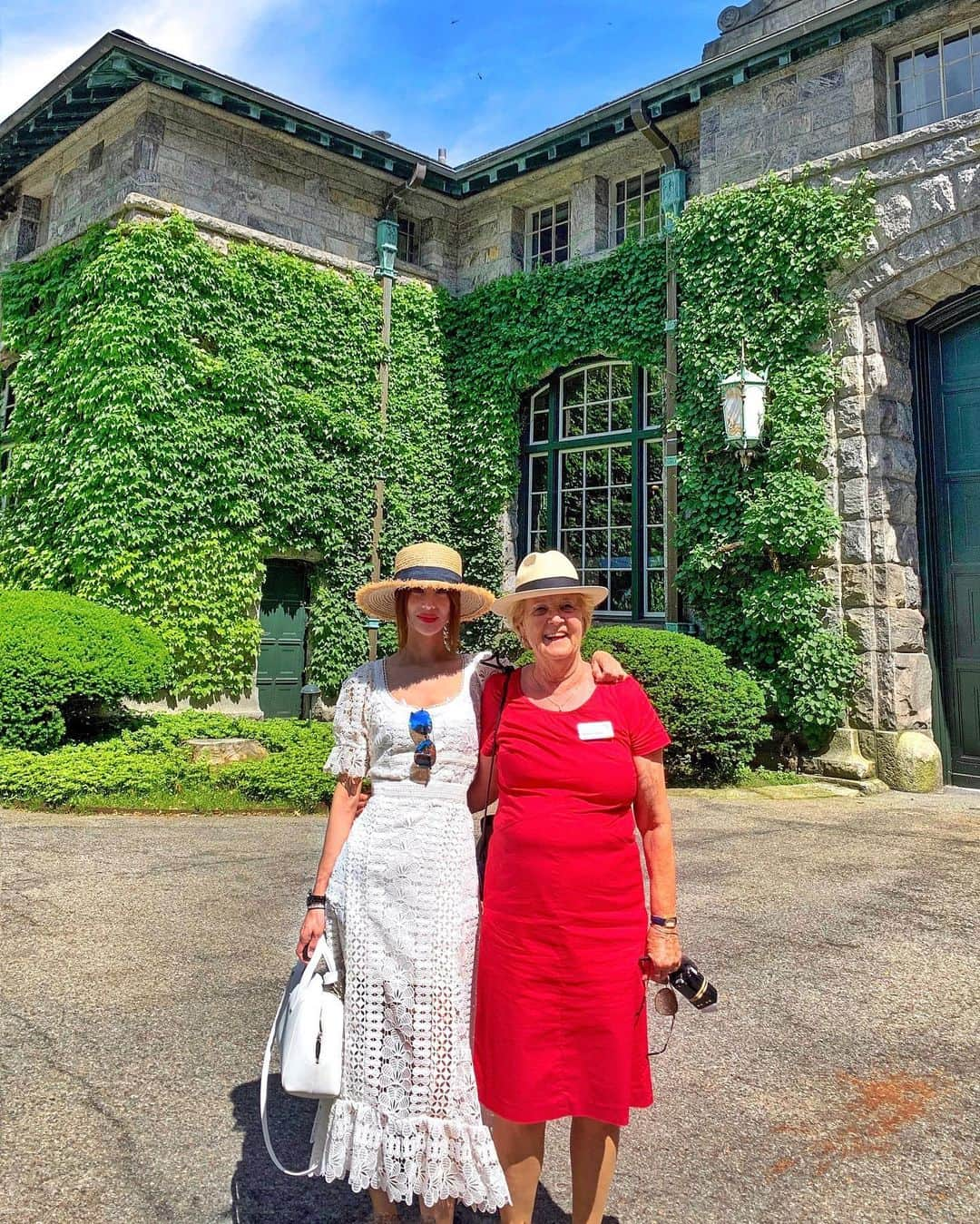 이미아 Mia Lee 李 美兒のインスタグラム：「Barbara is one of the greatest tour guides in recent time!  Oh, did we match a hat?👒👩🏻‍🤝‍👩🏼🇺🇸 태리타운에서 슬리피 할로우 지역을 너무도 잘 소개해준 그녀입니다. 한국인(중국, 일본인은 가끔 방문한다고 함)방문객은 거의 없다고 합니다. 뉴욕주에 가시면 미국 역사적 장소들 꼭 방문해 보시길 추천합니다. #미국동부여행 유럽 같은 곳. 현지인만 아는 맛집 레스토랑 소개도 나중에 업데이트 하겠습니다.」