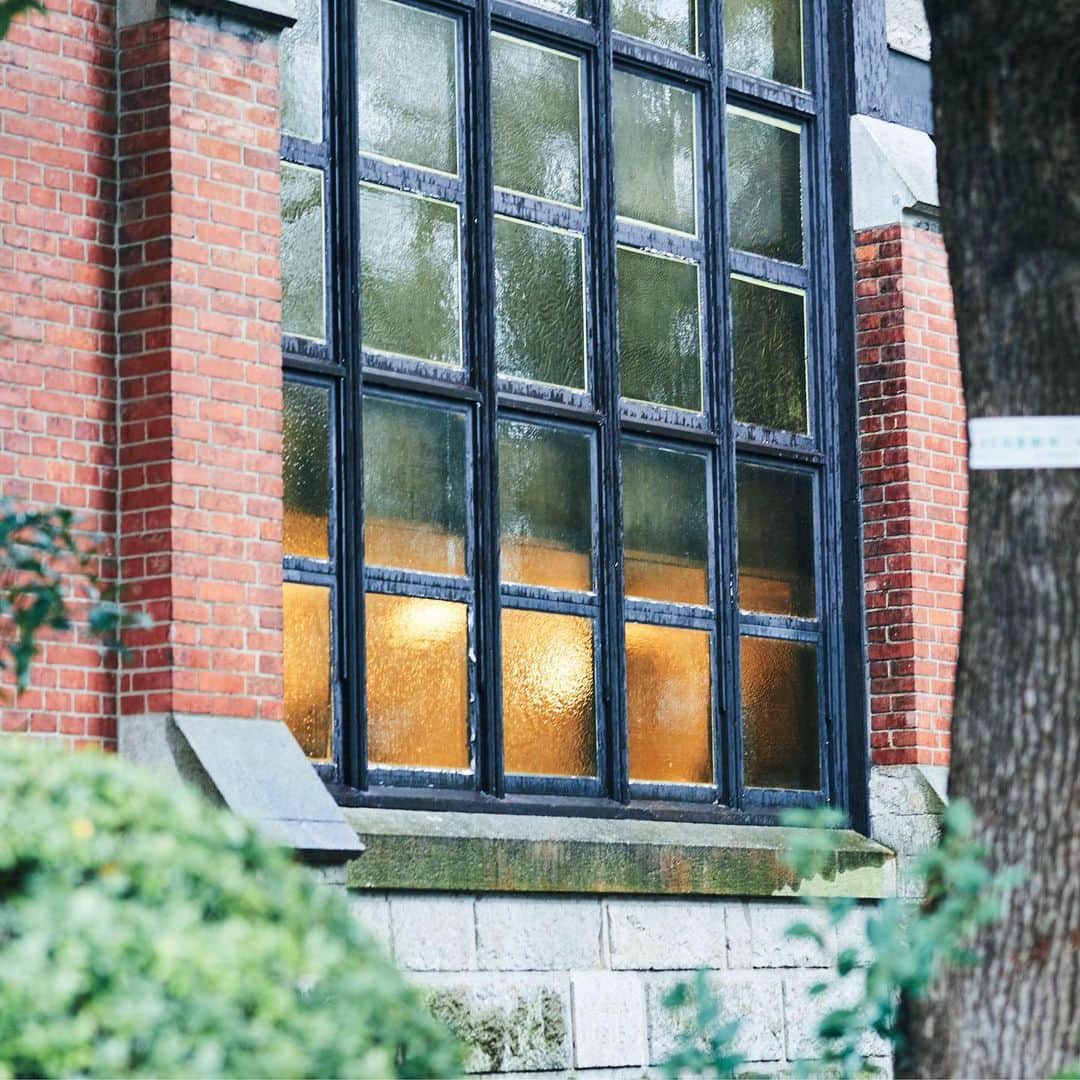 Meiji Gakuin/明治学院大学/明学さんのインスタグラム写真 - (Meiji Gakuin/明治学院大学/明学Instagram)「雨に濡れたチャペルの窓。今日は日中ずっと降り続く予報です。  #雨 #雨の日 #梅雨 #白金 #チャペル #窓 #建築 #ヴォーリズ #ヴォーリズ建築 #大学 #明学 #カメラ #ファインダー越しの私の世界 #明治学院大学 #rain #rainyday #meijigakuin #university #camera #rain #window #architect #tokyo #japan #good #instagood #instalike #best #promotions」6月24日 11時46分 - mguniv