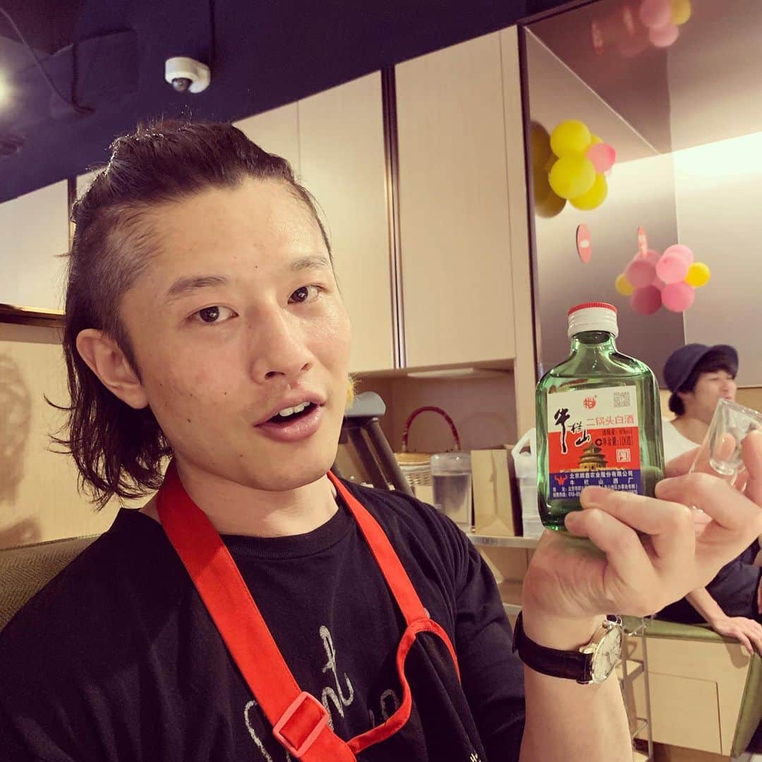 磯部寛之のインスタグラム：「Had a blast in Beijing last night. Thank you all for having us, it was our pleasure. The crowd was just amazing. After the show I had a local liquor of Beijing, which was quite strong but very good. Fully enjoyed the night, but I’ll be back soon for some more fun! Hiro 昨夜の北京ライブ、信じられないくらい楽しかったです。俺らをこの街に来させてくれてありがとう。皆最高でした。MCで北京の地酒、白酒を飲むと約束して、本当に打ち上げで頂きました。かなり強い酒ですが飲みやすくて美味かったです。ライブも飲みも完全に楽しみ切りましたが、まだもっと楽しみたいのでまたすぐに戻ってきたいと思います。 ひろ #alexandros #sleeplessinbrooklyn #sleeplessinbeijing #beijing #omnispace #omnispacebeijing #朝起きたら #また #顔 #ぱんぱん #もういいや #楽しかった #から #しゃーなし」