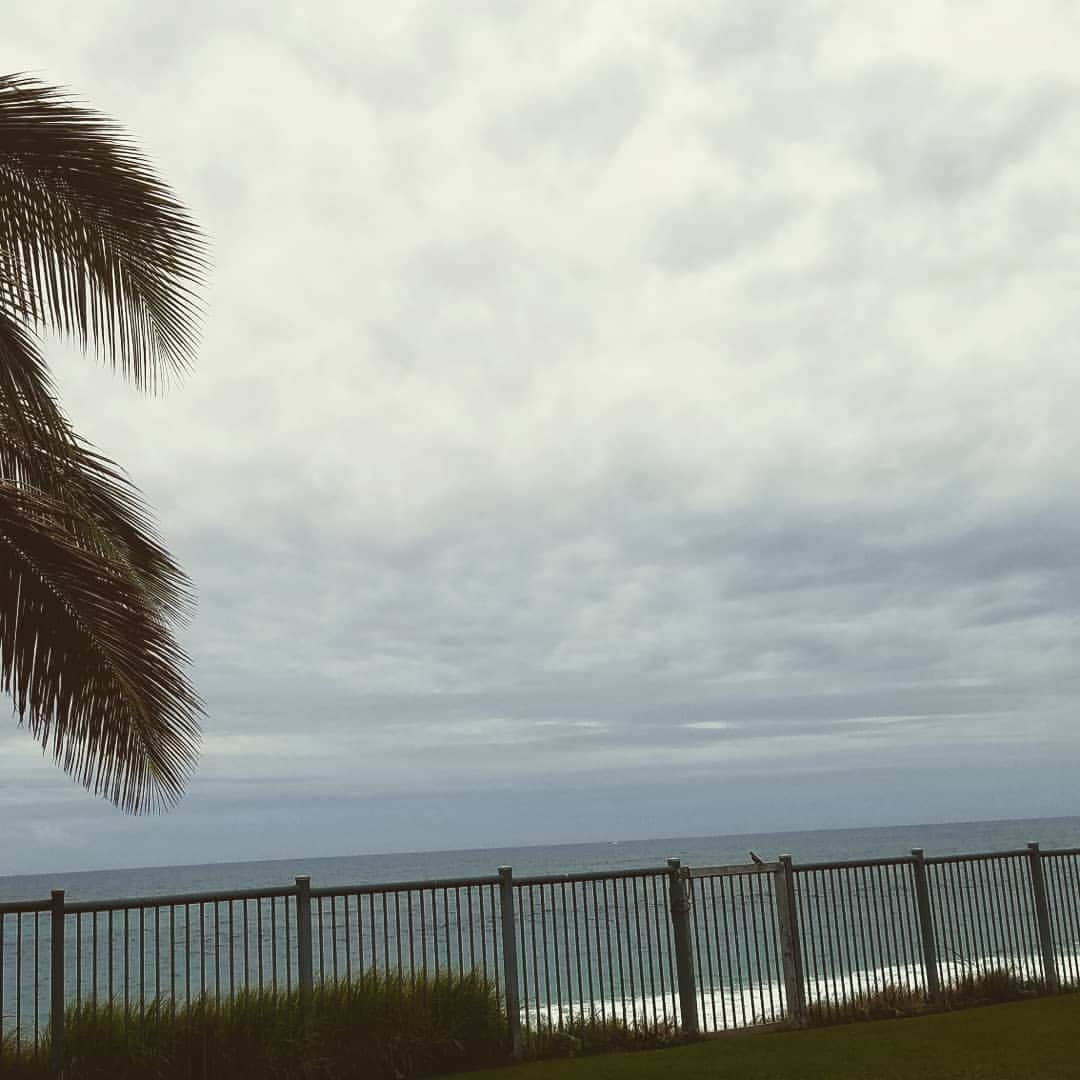 小錦千絵（TAUPOU）さんのインスタグラム写真 - (小錦千絵（TAUPOU）Instagram)「今日のオアフ島はどんより…🌁☔🌁☁️ なので自分を晴れ空にして気分を上げる🌈✨☀️✨ #どんより #曇り空 #konishikishouse #KONISHIKI #konishiki夫妻 #小錦千絵 #小錦八十吉」6月24日 11時52分 - taupou52