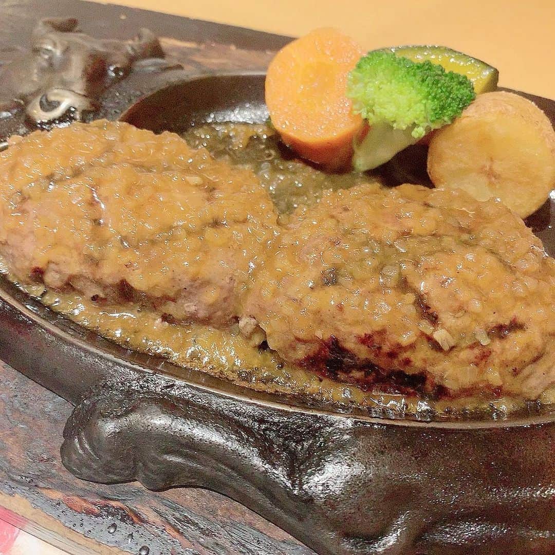 北村真姫さんのインスタグラム写真 - (北村真姫Instagram)「「さわやか🍖」﻿ ﻿ ﻿ 静岡のハンバーグと言ったら﻿ もう…さわやか！！﻿ 食べたい人も多いと思うし、﻿ 1度は食べてリピートしたい人も﻿ 多いと思う。﻿ それくらい美味しいハンバーグ😗﻿ ﻿ 1度は食べて欲しいな〜🥰💗﻿ ﻿ ﻿ 今日は雨…少し肌寒いね(⸝⸝o̴̶̷᷄ o̴̶̷̥᷅⸝⸝)﻿ みんな風邪には気をつけてね！！﻿ ﻿ ﻿ #さわやか #静岡 #ハンバーグ #リピート #リピ #肌寒い #風邪 #気をつけて #食べて #おすすめ #炭火焼きハンバーグ #昼食 #お昼 #lunch #まきてぃ #北村真姫 #にんじん #ブロッコリー #ポテト」6月24日 11時59分 - kitamura__maki