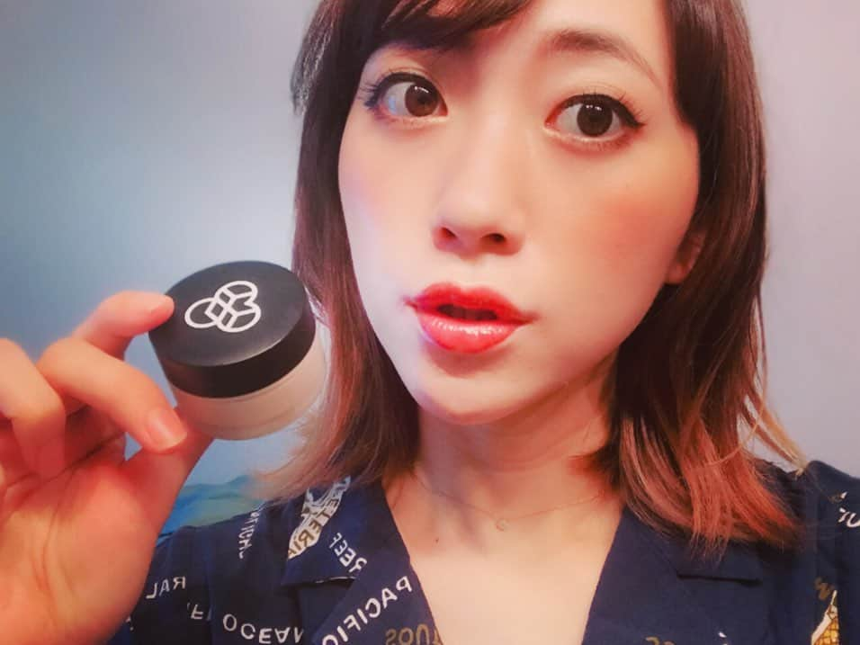 MIAKAさんのインスタグラム写真 - (MIAKAInstagram)「今使用してる#スーリアルデザイニングファンデーション ✨ 崩れにくくて良きー！これひとつで全部完結する〜！！ ありがたきアイテム。 ・ ・ ・ #スーリアル #クリームファンデーション #野沢道夫 #アルガンエキス #アイスワイン #若返り #シミ #くすみ #誰でも１５秒でプロの素肌メイク完成 #ファンデ #miaka」6月24日 12時08分 - miaka.jp