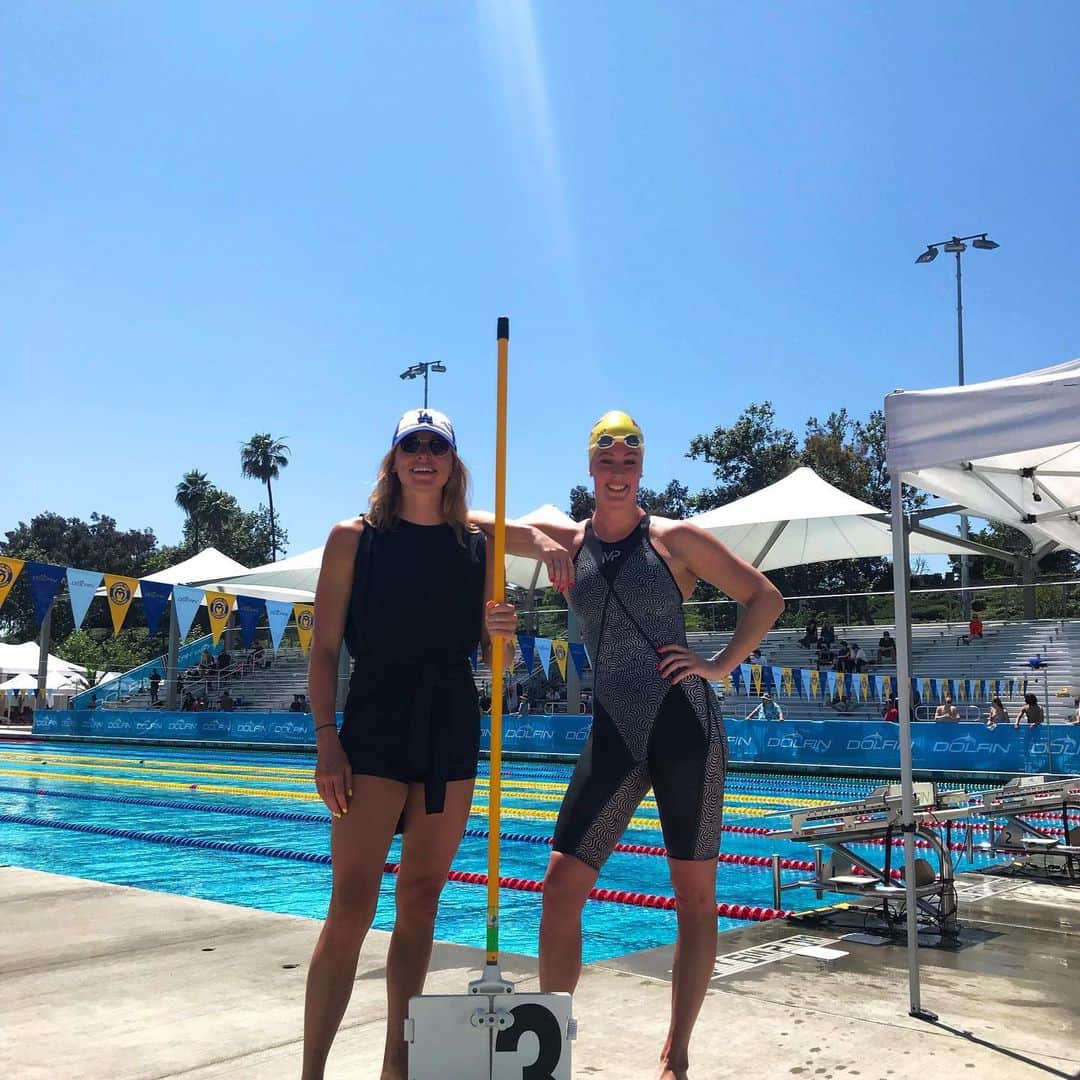 アリソン・シュミットのインスタグラム：「Spent #olympicday2019 swimming the 800 at the beautiful @mission_viejo_nadadores_ pool with this special lap counter (@swimhaley) 🙌🎉❤️ ————————————- One of the greatest gifts swimming has given me is the gift of friendship 💕 It’s the friends we make along the way that help us appreciate the journey 🌎 so grateful for every person who I have had the pleasure to interact with and for the people that I will have the opportunity to meet as we continue this journey to 2020 🌟」