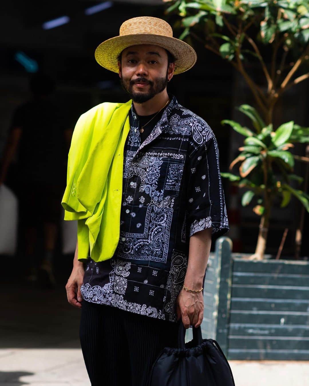 GQさんのインスタグラム写真 - (GQInstagram)「Paris Fashion Week is the center of the menswear universe right now. Hit the link in bio to see all the fits that caught our eye during the Spring/Summer 2020 show season. (📸@andrewbarber23) #pfw」6月24日 12時02分 - gq