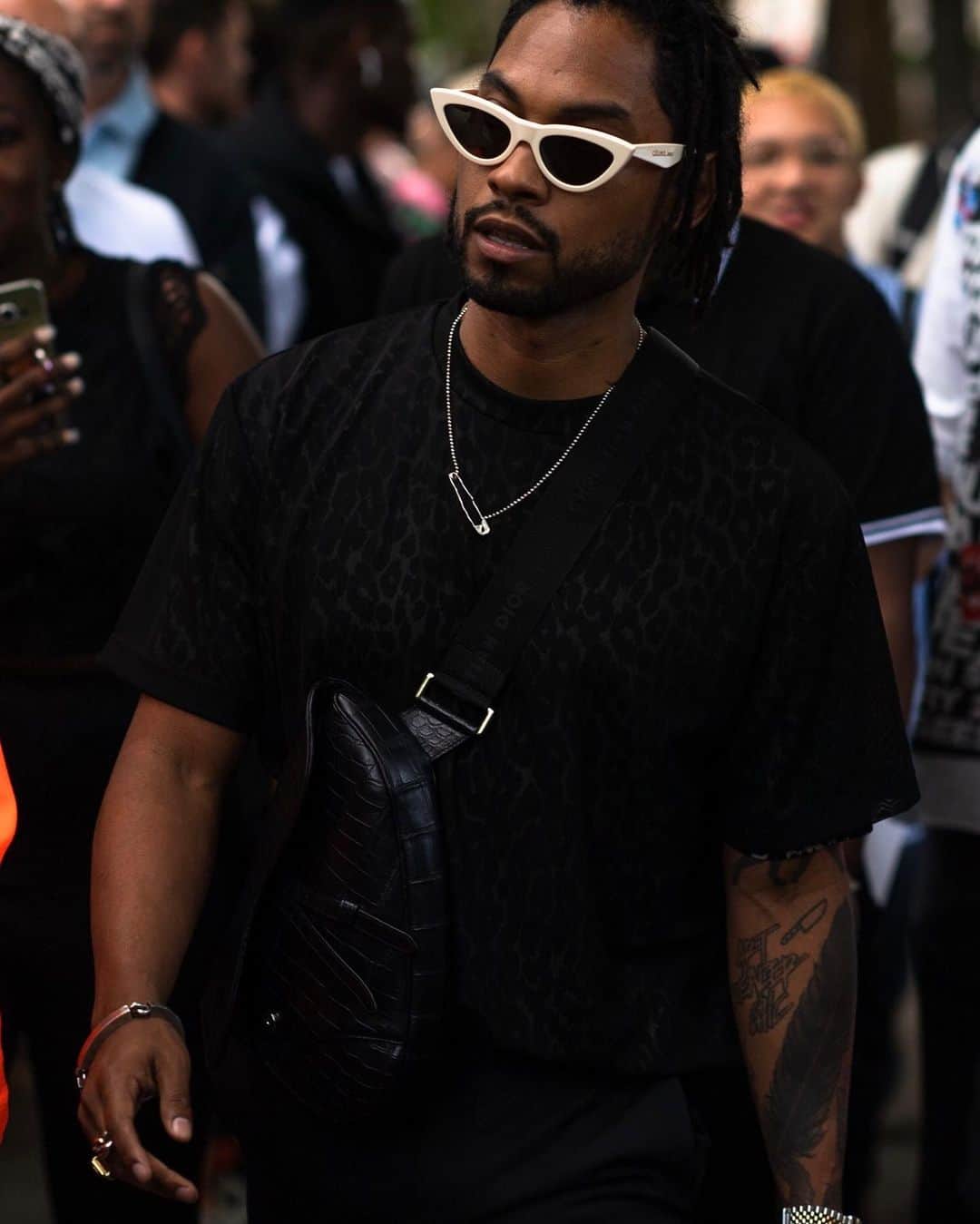 GQさんのインスタグラム写真 - (GQInstagram)「Paris Fashion Week is the center of the menswear universe right now. Hit the link in bio to see all the fits that caught our eye during the Spring/Summer 2020 show season. (📸@andrewbarber23) #pfw」6月24日 12時02分 - gq