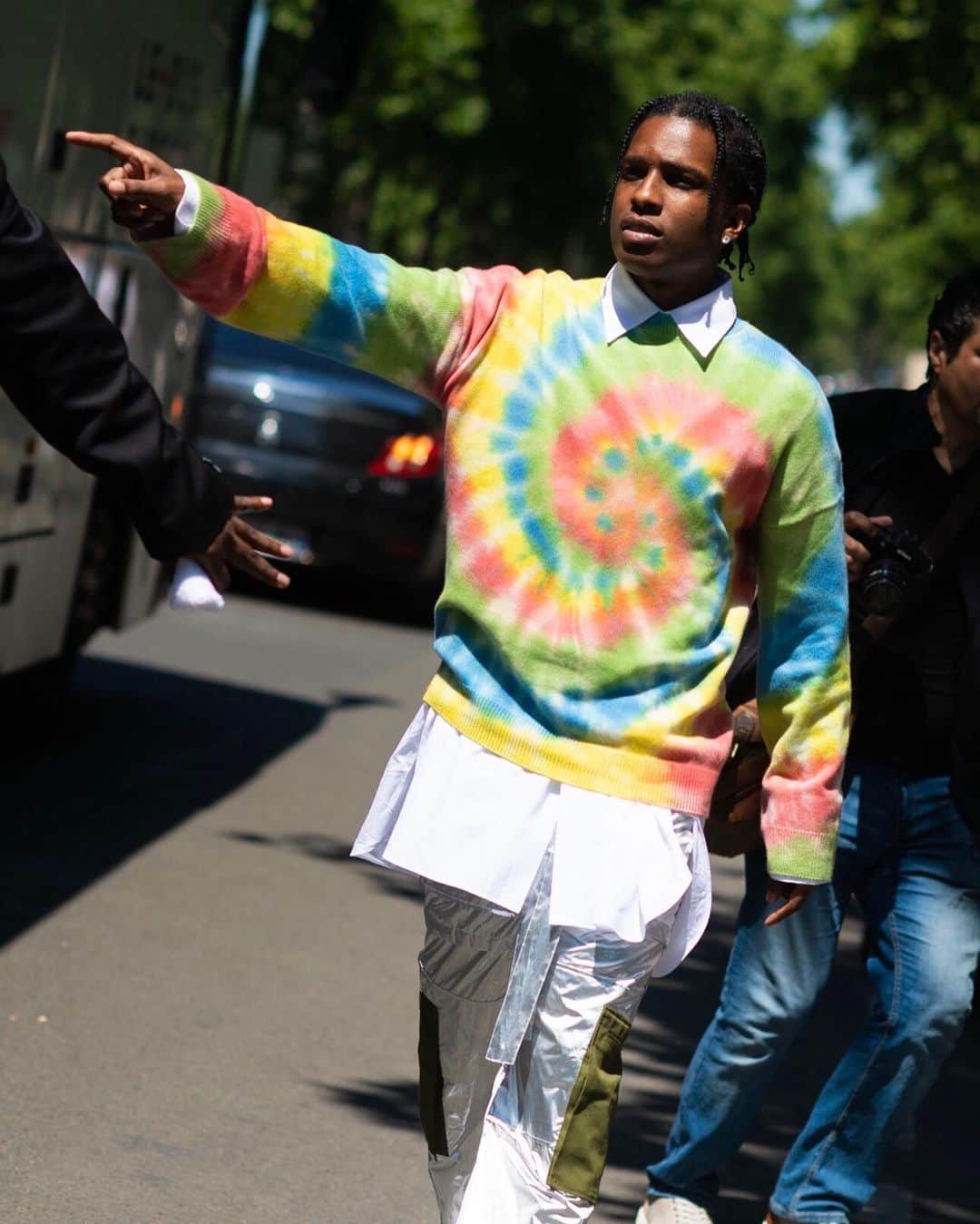 GQさんのインスタグラム写真 - (GQInstagram)「Paris Fashion Week is the center of the menswear universe right now. Hit the link in bio to see all the fits that caught our eye during the Spring/Summer 2020 show season. (📸@andrewbarber23) #pfw」6月24日 12時02分 - gq