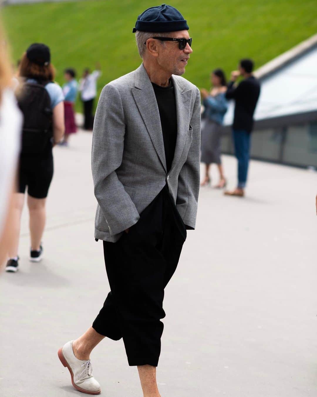 GQさんのインスタグラム写真 - (GQInstagram)「Paris Fashion Week is the center of the menswear universe right now. Hit the link in bio to see all the fits that caught our eye during the Spring/Summer 2020 show season. (📸@andrewbarber23) #pfw」6月24日 12時02分 - gq