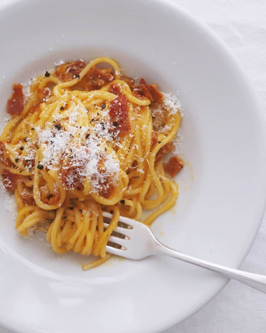 樋口正樹さんのインスタグラム写真 - (樋口正樹Instagram)「Carbonara🍝 . ランチにカルボナーラ。 卵黄、チーズ、ベーコン、 黒胡椒、またチーズ🧀 . . #カルボナーラ #ペコリーノ #carbonara #pecorino #pasta #italianfood #italianpasta #topitalianfood #pastalover #lovepasta #pastaitaliana #cucinaitaliana #iloveitalianfood」6月24日 12時06分 - higuccini