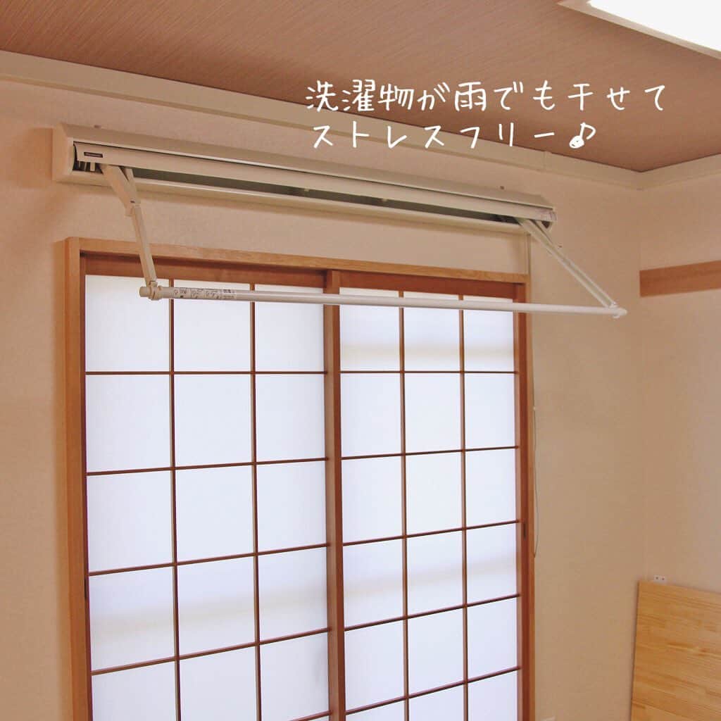 レノビアリングのインスタグラム：「横浜市緑区にある築35年の団地リノベーション✨ ・ 風通しのよい窓上の壁に室内物干しを設置しました👍 ・ 耐荷重10kgなので家族全員分の洗濯物をしっかり干すことができます👚👖👕 ・ 今やお洗濯の常識となった”部屋干し”。季節や天候を問わず、自分のペースで洗濯が片づけられるのは嬉しいですよね☔️ ・ 室内干しのすぐそばには、跳ね上げ式のテーブルも設置したので、乾いた衣類にアイロンをかけられます🙌 ・ -------------------------------- 詳しくはコチラ ☞ @renovering_2016 【ママのアイデア満載！子どもがのびのび育つ子育てリノベ】 -------------------------------- ・ #室内干し #時短家事 #洗濯 #リノベーション　#リノベーションライフ　#リフォーム　#リノベ　#中古リノベ　#団地リノベーション　#マンションリノベーション #中古マンション　#リノベーション会社　#北欧　#日々の暮らし　#住まい　#北欧ナチュラル　#北欧インテリア　#団地ライフ　#横浜　#長津田　#レノビアリング　#マックライフ　#インテリア #ていねいな暮らし　#シンプルな暮らし #暮らしを楽しむ #マイホーム #こどものいる暮らし #和室インテリア #ナチュラルインテリア」