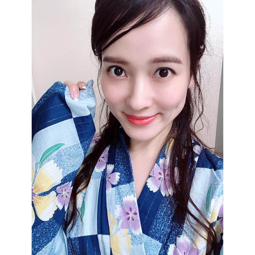 のインスタグラム：「浴衣姿で小学館「DIME」の撮影中どす👘そして嬉しいお知らせです。来週月曜7/1の25:35〜フジテレビの「魔女に言われたい夜〜正直すぎる品定め〜」にゲスト出演します📺 ・ めちゃくちゃ温かいフォローを沢山してくださった麒麟の川島明さん…女神みたいで豪快な笑顔が眩しすぎた伊藤ゆみさん…自然体でハッピーオーラ全開の高橋ユウさん、藤井弘輝アナの優しさよ…アットホームな雰囲気で元々番組のファンだったのですが更に大好きになりました🥺ぜひご覧下さい❤️ ・ #家電 #家電好き #家電女優 #奈津子 #浴衣 #浴衣ヘアアレンジ」