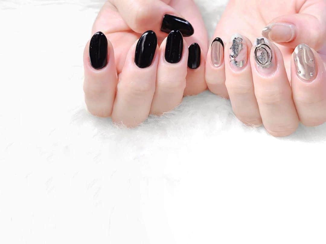 lve_xxxxのインスタグラム：「.﻿ .﻿ ＮＥＷ 💅ＮＡＩＬ﻿ ﻿ @_spicenails_ さんで﻿ 今回よりお願いする時にしました☺︎﻿ ﻿ @eyelash_tane マツエクと﻿ 同時施術可能なので﻿ 一気に済むから有り難み😁👍﻿ ﻿ 今回は silver × black でと 希望の色味をお伝えして後はお任せ♪﻿ ﻿ センスの塊よ！﻿ めっちゃタイプな仕上がりで﻿ 大満足🙌✧﻿ ﻿ 久々アート🎨だったけど﻿ やはり、artnail テンション上がる⤴︎﻿ ﻿ お値段詳細はこちら💁🏻‍♀️﻿ ﻿ ☑︎お任せフリーアート﻿ 10500円﻿ ﻿ ☑︎初回オフ無料﻿ ﻿ ☑︎Aiの紹介で10%OFF﻿ ﻿ 紹介10%OFFにして頂けるととの事なので﻿ Ai @lve_xxxx のインスタ見たと﻿ ご予約の際、お伝え下さい☺︎﻿ ﻿ センス爆破nailを体験してみてくださーい🖤﻿ ﻿ #吉祥寺 #nail  #nailsalon﻿ #ニュアンスネイル #💅﻿ ﻿」