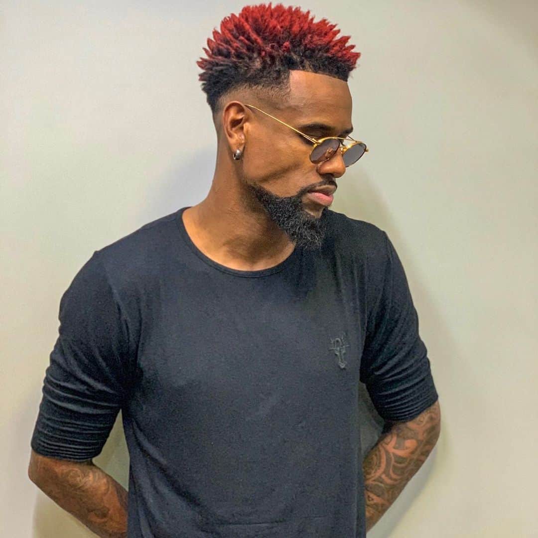 フェリペ・サンタナのインスタグラム：「ABRA SEUS BRAÇOS PARA AS MUDANÇAS,  MAS NÃO ABRA MÃO DOS SEUS VALORES. ⠀ #nudred #rednudred #barbershop #barbers #dillblack #barbeariadillblack #menstyle #mensfashion #mensstreetstyle #pretinhos #mudanças」
