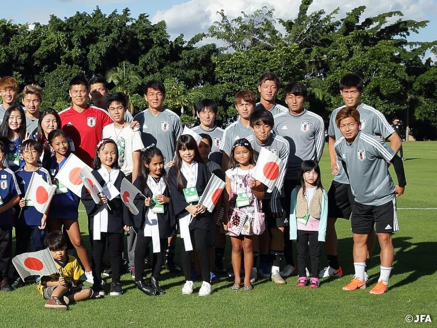 日本サッカー協会さんのインスタグラム写真 - (日本サッカー協会Instagram)「【📸日本代表 Team Cam】 #SAMURAIBLUE の6/22の練習には、ベロ・オリゾンテ周辺にお住まいの日本人、日系人の方々約70人が応援にかけつけてくれました。たくさんの応援ありがとうございます！ ・ >>Next Match グループステージ 第3戦 📅日本時間6/25 8:00 🆚vsエクアドル🇪🇨 ・ #jfa #daihyo #コパアメリカ #Copaamerica ・ ――――――――――――――――――﻿ CONMEBOLコパアメリカブラジル2019﻿ 6/18 0-4 チリ🇨🇱 6/21 2-2 ウルグアイ🇺🇾 6/25 08:00　vsエクアドル🇪🇨 ※すべて日本時間﻿ 👉大会情報はJFA.jpへ﻿ ――――――――――――――――――」6月24日 12時23分 - japanfootballassociation
