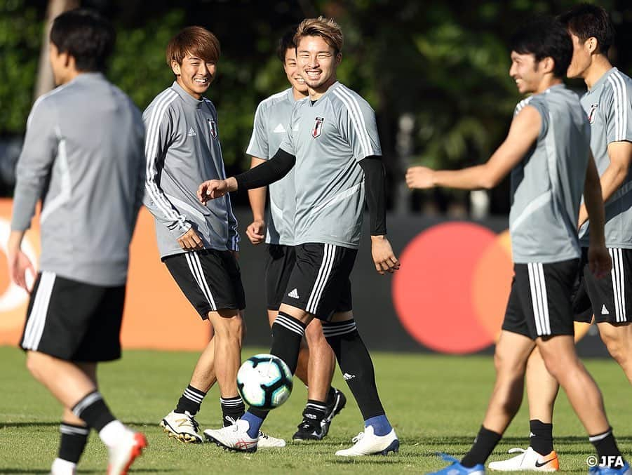 日本サッカー協会さんのインスタグラム写真 - (日本サッカー協会Instagram)「【📸日本代表 Team Cam】 #SAMURAIBLUE の6/22の練習には、ベロ・オリゾンテ周辺にお住まいの日本人、日系人の方々約70人が応援にかけつけてくれました。たくさんの応援ありがとうございます！ ・ >>Next Match グループステージ 第3戦 📅日本時間6/25 8:00 🆚vsエクアドル🇪🇨 ・ #jfa #daihyo #コパアメリカ #Copaamerica ・ ――――――――――――――――――﻿ CONMEBOLコパアメリカブラジル2019﻿ 6/18 0-4 チリ🇨🇱 6/21 2-2 ウルグアイ🇺🇾 6/25 08:00　vsエクアドル🇪🇨 ※すべて日本時間﻿ 👉大会情報はJFA.jpへ﻿ ――――――――――――――――――」6月24日 12時23分 - japanfootballassociation