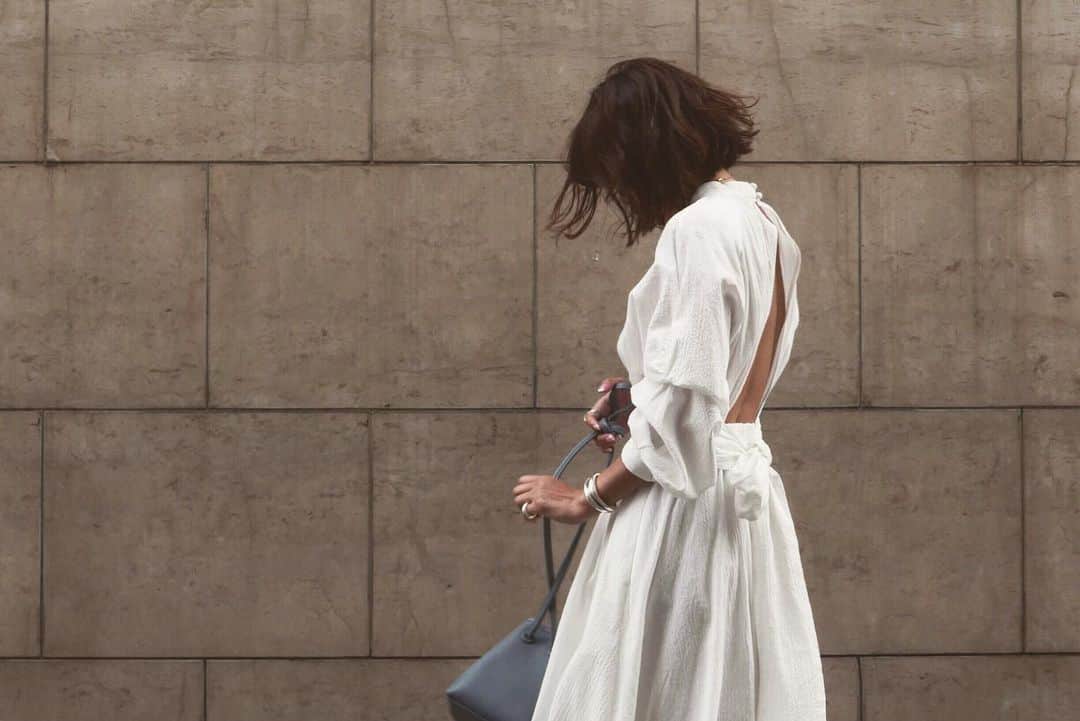 JUNNAのインスタグラム：「@etretokyo 今週も可愛い新作たちが ONLINE STOREにて公開になりました🥨🥨🥨 ・ ・ ・ one-piece/  #バックオープンコットンドレス bag/ #vasic @tomorrowland_jp 別注カラー sandal/ #hermès bangle/ #ダブルラインシルバーバングル ・ ・ ・ #junna👠 #156cm#2019etre #tomorrowland_jp #vasic #bondmini #ボンドミニ #ヴァジック#トゥモローランド #トゥモローランド別注#2019ETREss」