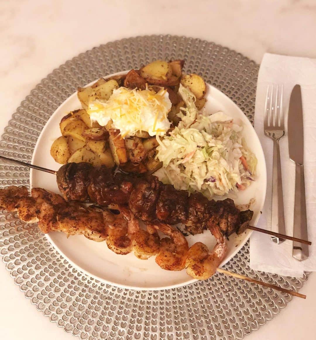 Phil Heathのインスタグラム：「Sunday night Dinner! @shuriecremona made bbq shrimp, bbq chicken and of course it’s smothered in bbq sauce, crispy roasted potatoes and coleslaw. Nothing like a home cooked meal! Blessed! After I eat this, I’ll finish off my night with some peach cobbler. Ohhh hell YES! Lol Thank you babe! 💪🏽🏆 #ZeroChanceOfSurvival」