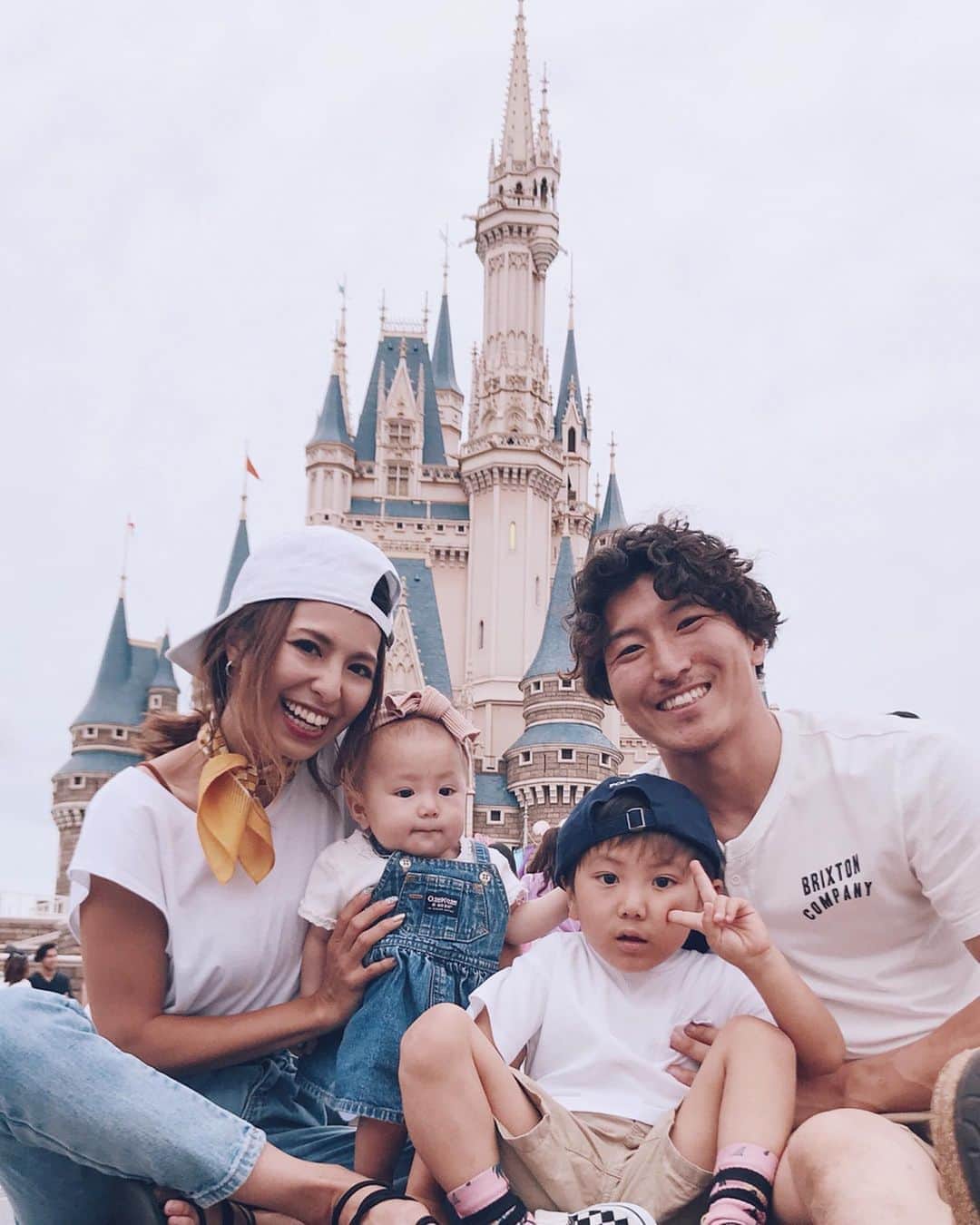 高橋菜摘のインスタグラム：「🏰 お台場で遊ぼー！って家を出たのに 首都高の台場出口付近で やっぱディズニー行こう🐭となり そのまま出口スルーして夢の国へ🤣 その日に限って何も荷物用意してなかったけど ホテルを急いで探しました♥️ 今回は急だしオフィシャルホテルには泊まらなかったけど 舞浜のホテルって安くていいね⭐️ 年8とかで行ってた頃 ディズニーは早朝出発が定番だった私は 午後から行くディズニーは考えられなかったけど 今は赤ちゃん連れだしちょうどいい🤱♡ 何度行ったって楽しいな。 スプラッシュ乗りたかったぁ〜(改装中) もう暑いから次は秋の子供たちの バースデーディズニーで来よう🐭💕 #disneyland #TDL」