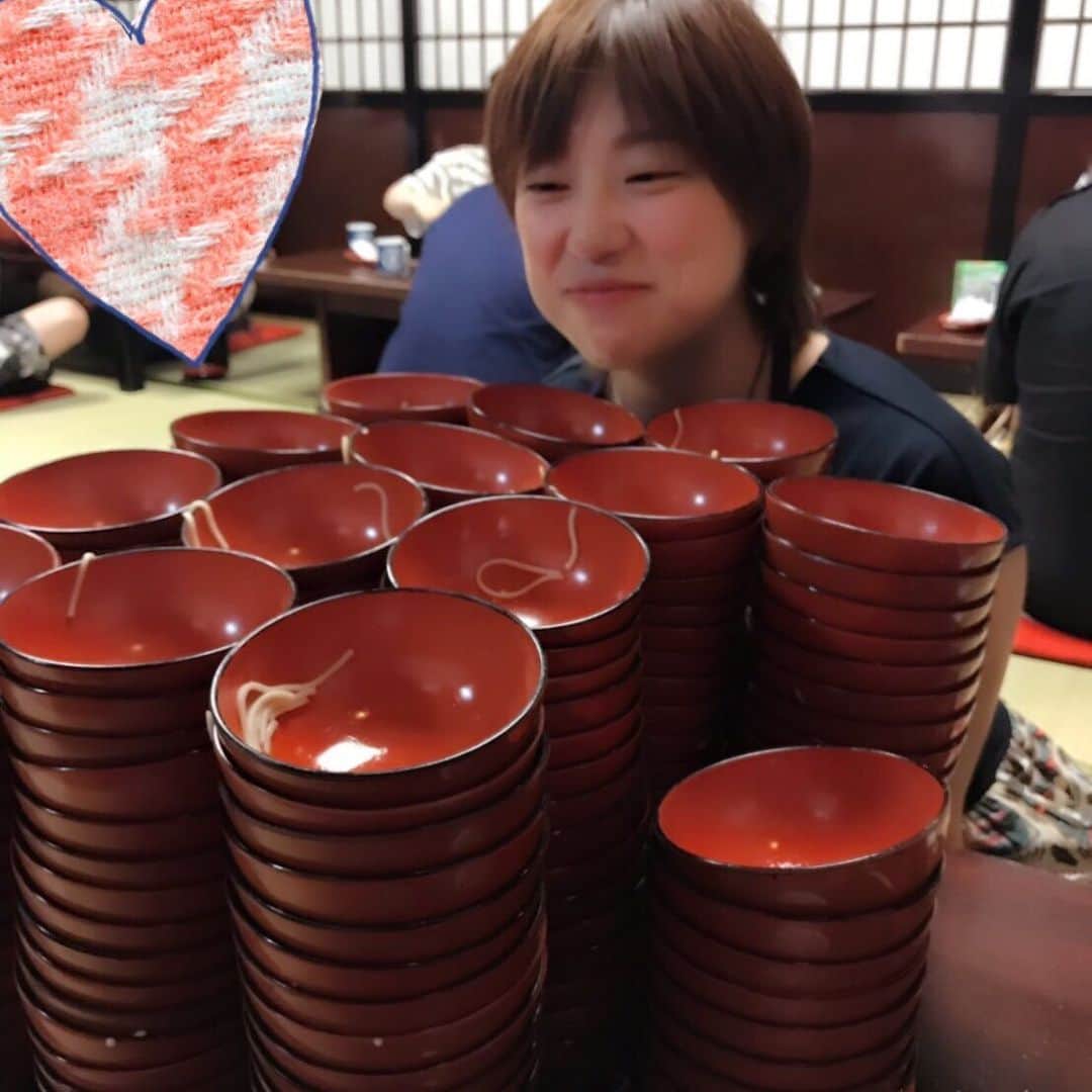高瀬みゆきのインスタグラム：「お椀に埋もれる高瀬  I buried in a bowl.  I ate 105 cups of Wanko-soba noodles. Wanko-soba noodles are served continuously so that the guest never has an empty bowl.  #わんこそば」