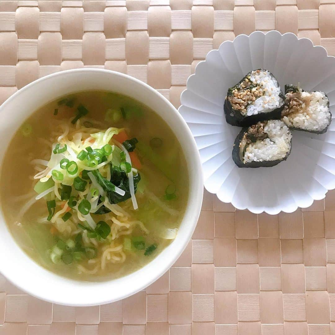 秋本祐希さんのインスタグラム写真 - (秋本祐希Instagram)「お家お昼ご飯🍴 松井家からのお持ち帰り キムパ☺︎ HARICCIなお先生 @kawabenao が 北海道から送ってくれた 塩ラーメン🍜 美緒ちゃん @mio.matsui なお先生ありがとう😘 美味しかった❤︎ 幸せじゃ☺︎ #家飯 #お昼ご飯 #mio🍳cook #yummy #ラーメン #キムパ」6月24日 12時35分 - ayuuki0908