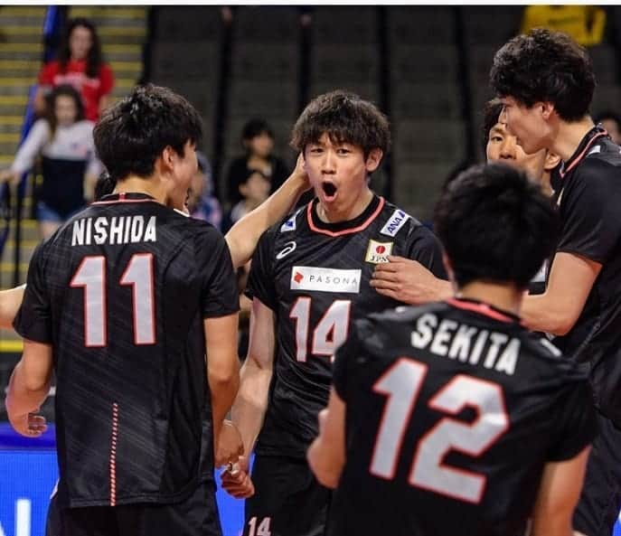 TBSバレブーさんのインスタグラム写真 - (TBSバレブーInstagram)「ネーションズリーグ男子大会 🇯🇵日本vsカナダ🇨🇦戦は フルセットの激闘の末、あと一歩及ばずカナダに惜敗。 . 🇯🇵2(18-25.24-26.25-23.25-21.13-15)3🇨🇦 . 石川選手がチームトップの20得点、福澤選手が19得点と両サイドが獅子奮迅の活躍‼️ 最後まで諦めず流れを日本に何度も作りました。  このあと🇯🇵はドイツへ移動し、 最後の3連戦が待っています。  28日(金)深夜1時30分～ BS-TBS で日本vsポーランドの試合を生中継します📺 <スタメン> #関田誠大 選手 #石川祐希 選手 #山内晶大 選手 #西田有志 選手 #福澤達哉 選手 #小野寺太志 選手 #山本智大 選手」6月24日 12時32分 - tbs.volleyboo