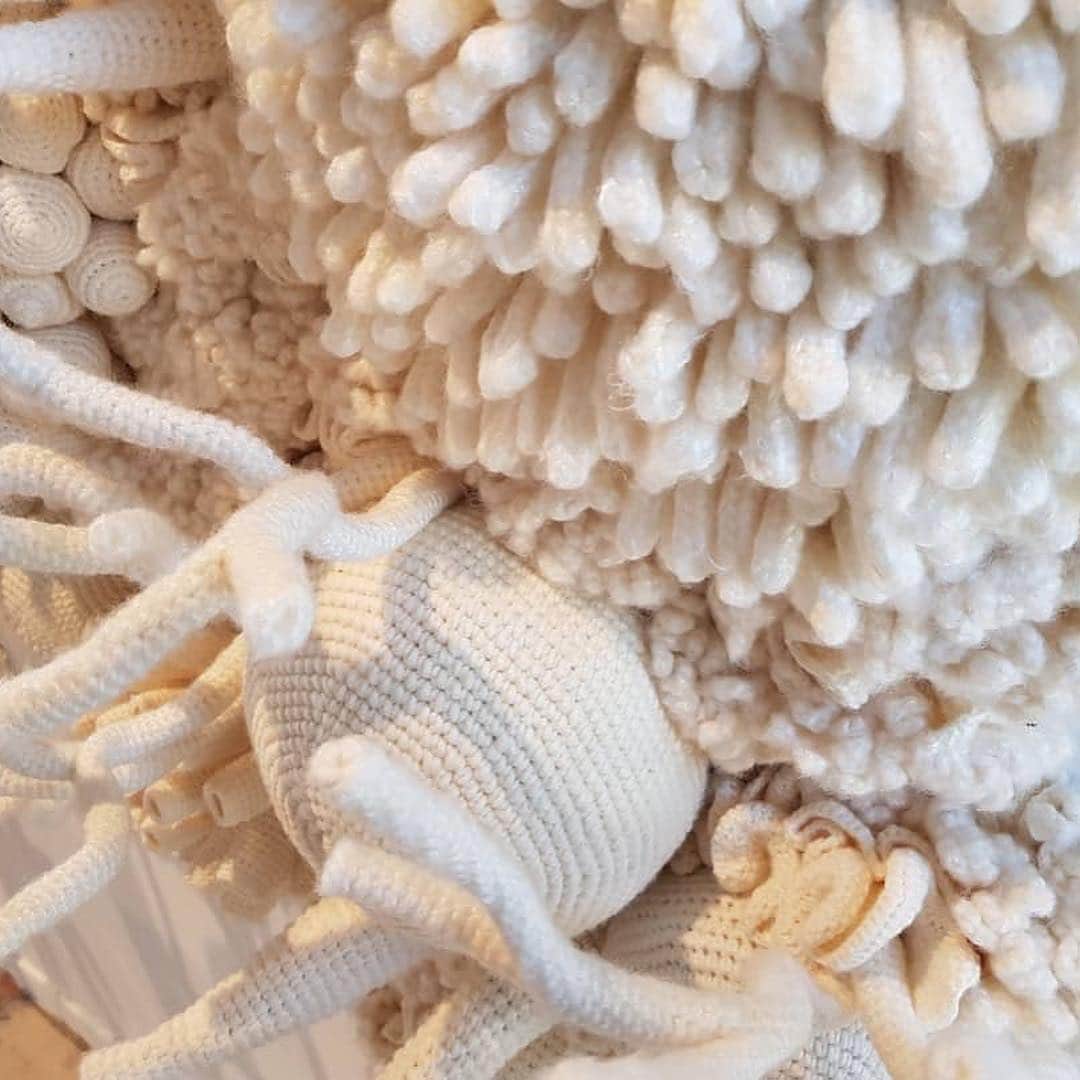 Design Milkさんのインスタグラム写真 - (Design MilkInstagram)「If you can believe it, this #sealife #installation is made entirely of #crochetart by @mangmoel. 🐚」6月24日 3時41分 - designmilk