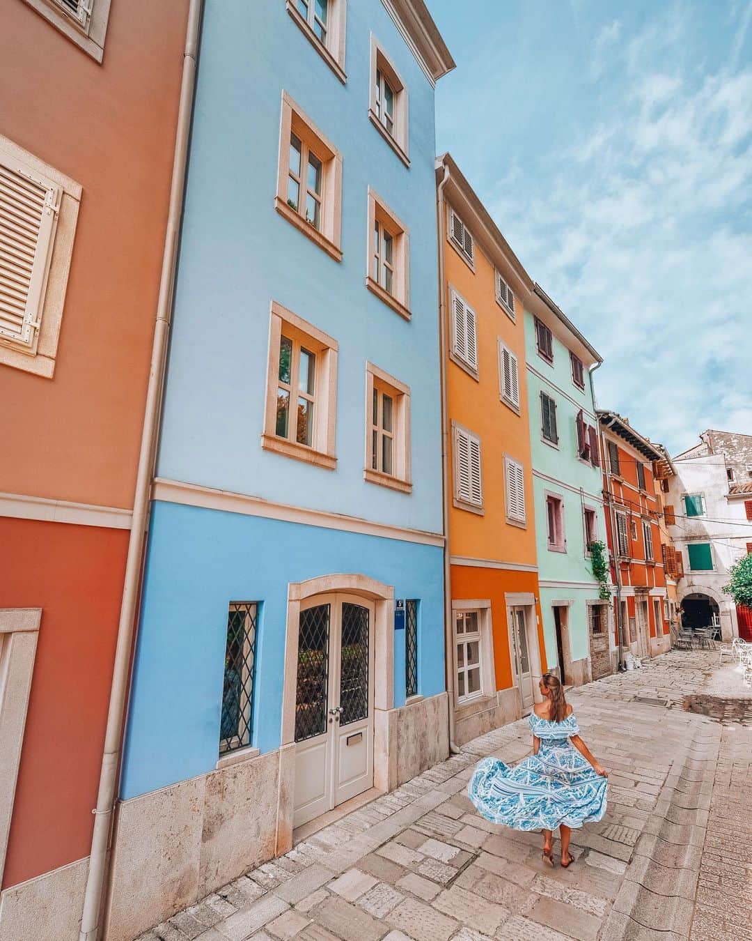 Izkizのインスタグラム：「Running around the colourful streets of Poreč in Istria 💙 @shareistria #shareistria  It was my first time to Croatia and we are so glad we got to visit Istria as our first taste of this beautiful country . Istria is a great place to go on holiday as the area has so much to offer: • Amazing beaches with crystal clear water • The cutest hilltop towns such as Motovun & Grožnjan that look like something out of a movie! • Lots of history such as the basilica in Porec and the amphitheater in Pula • Truffle hunts - Istria is famous for it’s truffles and it was an amazing experience to go hunting with the dogs for the truffles! • Wine tasting (& drinking!) this was one of the most interesting things we did when we were there, I didn’t even drink much wine before I visited Istria and now I love being able to tell the quality of what I’m drinking and really enjoy a glass or 2!  Istria really has something for everyone and there’s so much to do that we didn’t have time for, so I can’t wait to go back! 🇭🇷」