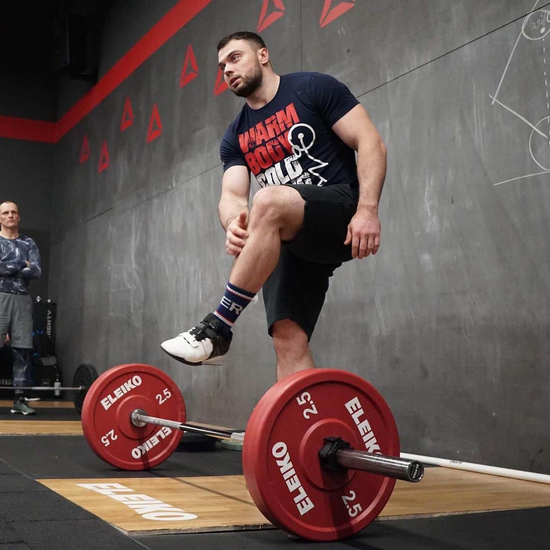 オレクシー・トロフティさんのインスタグラム写真 - (オレクシー・トロフティInstagram)「#RespectTheBar When I was taking my first steps in Olympic weightlifting, when introducing me to the bar my trainer said:” the bar - is a living being and by stepping over it you’re showing it your disrespect. And trust me, it WILL remember this! So if you don’t want to experience payback when holding it over your head, show it respect and care and in general to everything you do in life! ——— ——— Когда я только начинал свои шаги в тяжелой атлетике, мой тренер говорил мне: «ШТАНГА — живое существо! Переступая через нее — ты показываешь своё неуважение и отношение к ней. И поверь, она об этом помнит! Поэтому, если ты не хочешь чтобы штанга отплатила тебе тем же, в момент когда она будет над головой, относиться к ней и к делу которым ты занимаетесь с УВАЖЕНИЕм» ——— @WarmBody_ColdMind ——— #weightlifting #torokhtiy #crossfit #halterofilia #snatch #powersnatch #hangsnatch #barbell #warmbodycoldmind #torwod #hookgrip #usaweightlifting #clean #powerclean #hangclean #jerk #powerjerk #splitjerk #torokhtiy_gang」6月24日 3時36分 - torokhtiy