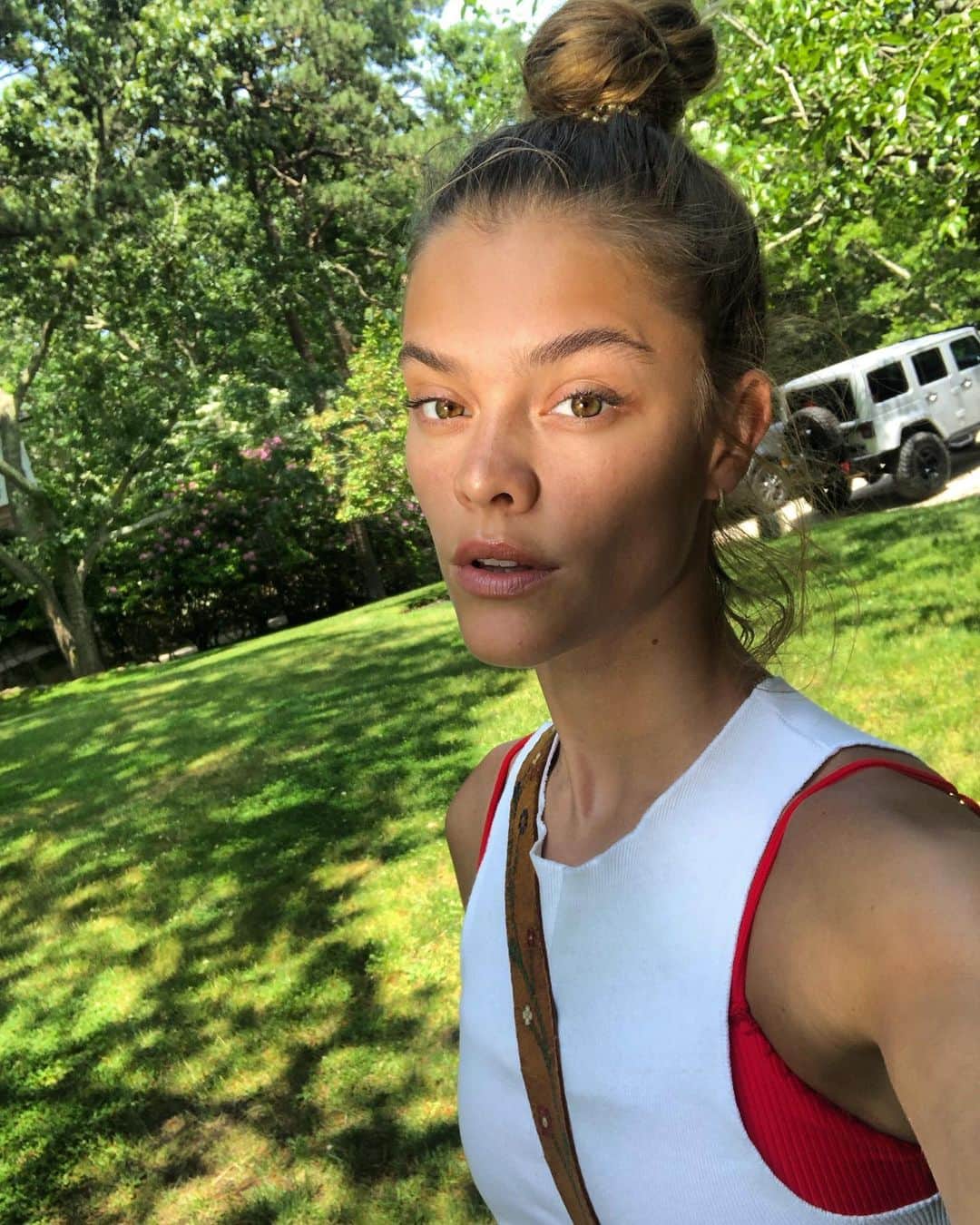 ニーナ・アグダルのインスタグラム：「Basic caption alert 🚨 The grass isn’t always greener on the other side. The grass is greener where you water it 🌱 so water your own damn grass」