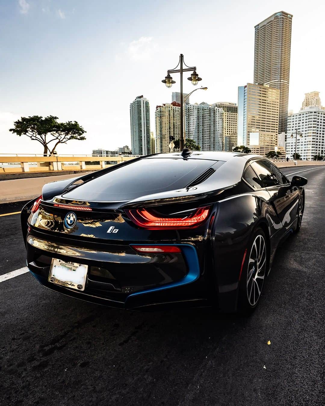 BMWのインスタグラム：「Not just sight, but vision too. The BMW i8 Coupé. #BMWrepost @paulvisualart #BMWi8 #BMW #BMWi __ BMW i8 Coupé: Energy consumption in kWh/100km (combined): 14.0 kWh. Fuel consumption in l/100 km (combined): 1.8. CO2 emissions in g/km (combined): 42 g/km. The values of fuel consumptions, CO2 emissions and energy consumptions shown were determined according to the European Regulation (EC) 715/2007 in the version applicable at the time of type approval. The figures refer to a vehicle with basic configuration in Germany and the range shown considers optional equipment and the different size of wheels and tires available on the selected model. The values of the vehicles are already based on the new WLTP regulation and are translated back into NEDC-equivalent values in order to ensure the comparison between the vehicles. [With respect to these vehicles, for vehicle related taxes or other duties based (at least inter alia) on CO2-emissions the CO2 values may differ to the values stated here.] The CO2 efficiency specifications are determined according to Directive 1999/94/EC and the European Regulation in its current version applicable. The values shown are based on the fuel consumption, CO2 values and energy consumptions according to the NEDC cycle for the classification. For further information about the official fuel consumption and the specific CO2 emission of new passenger cars can be taken out of the „handbook of fuel consumption, the CO2 emission and power consumption of new passenger cars“, which is available at all selling points and at https://www.dat.de/angebote/verlagsprodukte/leitfaden-kraftstoffverbrauch.html.」