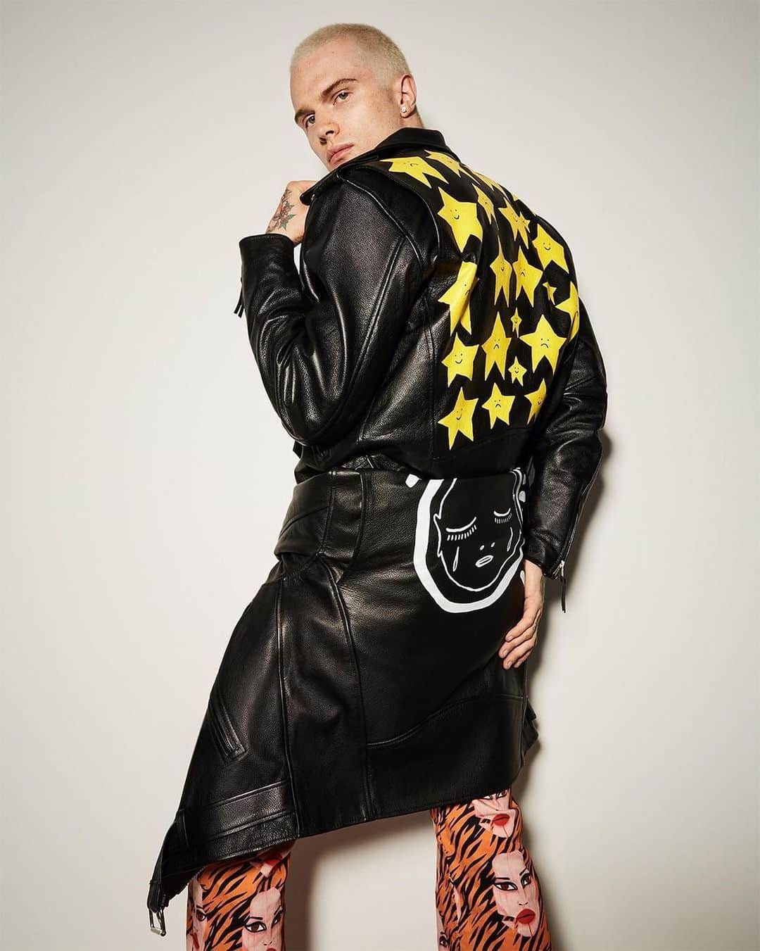 Bloomingdale'sさんのインスタグラム写真 - (Bloomingdale'sInstagram)「Our Pride for All pop-up in the #CarouselAtBloomies spotlights young LGBTQ+ artists and designers like @PatrickChurchNY—seen here showing off one of his stunning hand-painted leather jackets. . . . . . . . #PrideForAll #LoveWins #NYCPride #Pride #Style #LeatherJacket #Bloomingdales」6月24日 3時57分 - bloomingdales