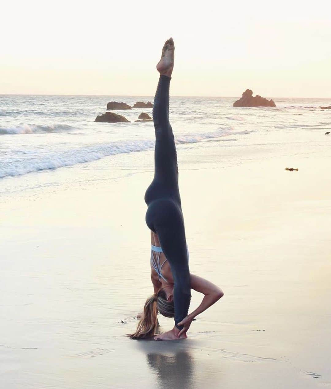 ALO Yogaさんのインスタグラム写真 - (ALO YogaInstagram)「Focus generates power. The stronger your focus, the greater your power. ⚡️ @nwoy is so inspiring with her powerful standing split 😍 wearing her High-Waist Moto Legging & Sunny Strappy Bra 🙏#aloyoga #yoga」6月24日 3時57分 - aloyoga