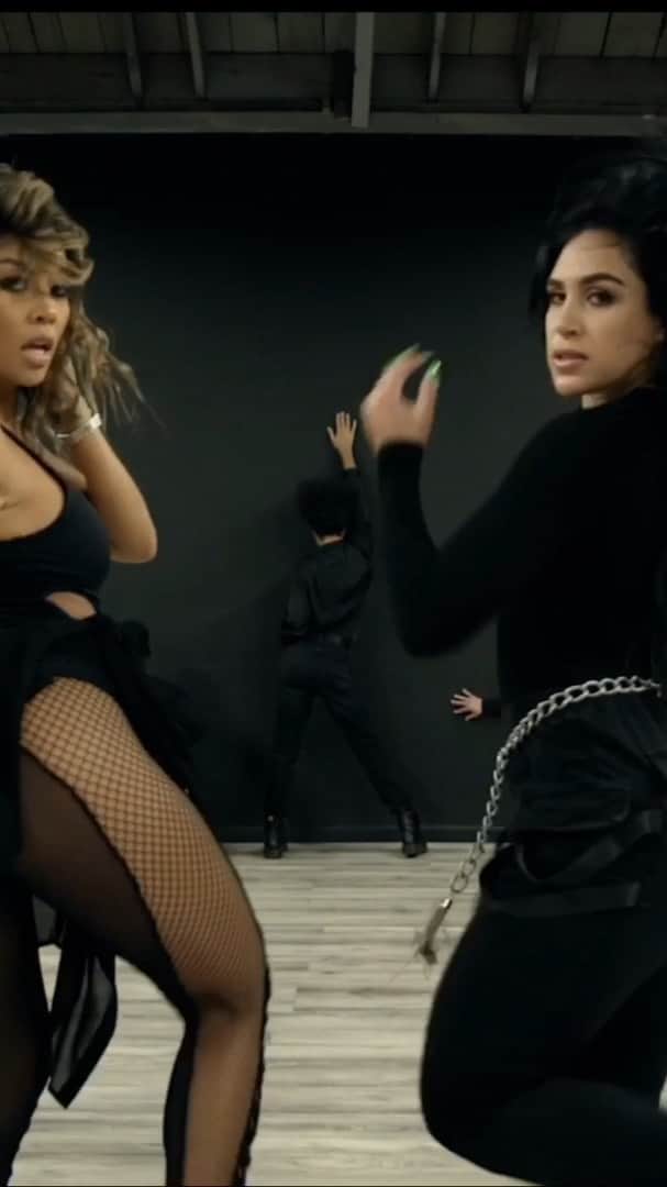リアン Vのインスタグラム：「@Todrick got us slayin them all! 💅🏽👠 with @brinnnicolegooch @iamsantwon @tevyncole @simviki90 @michaeljrichards_ @josephpineapple Song: Nails, Hair, Hips, Heels. @todrick 🎥: @robfish_inc」