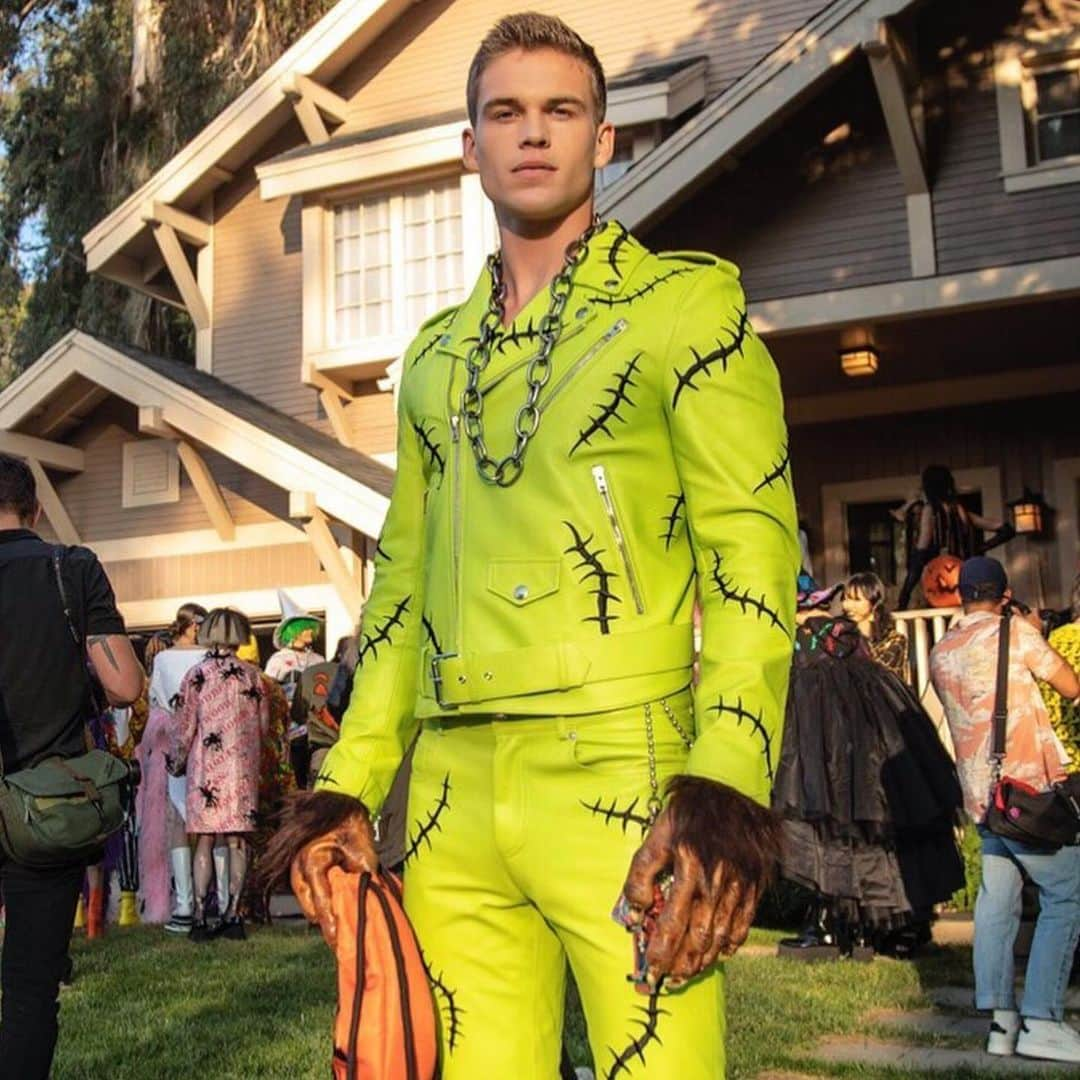 Moschinoさんのインスタグラム写真 - (MoschinoInstagram)「#Repost @joshbrandao ・・・ 🕸🎃Halloween arrived earlier this year with the @moschino resort collection show in LA 🎃🕸 @mslaggert shot by @joshbrandao #backstage #moschino #jeremyscott #fashion #runway #couture #fashionphotography #models #losangeles #california #universalstudios #hollywood #fashionphotographer #filmmaker #joshbrandao #shotbyjosh @carlynecerfdedudzeele @pg_dmcasting @samuel_ellis @arthurmejean @supercube @jimmypaulhair @kabukinyc @michelgaubert」6月24日 4時02分 - moschino