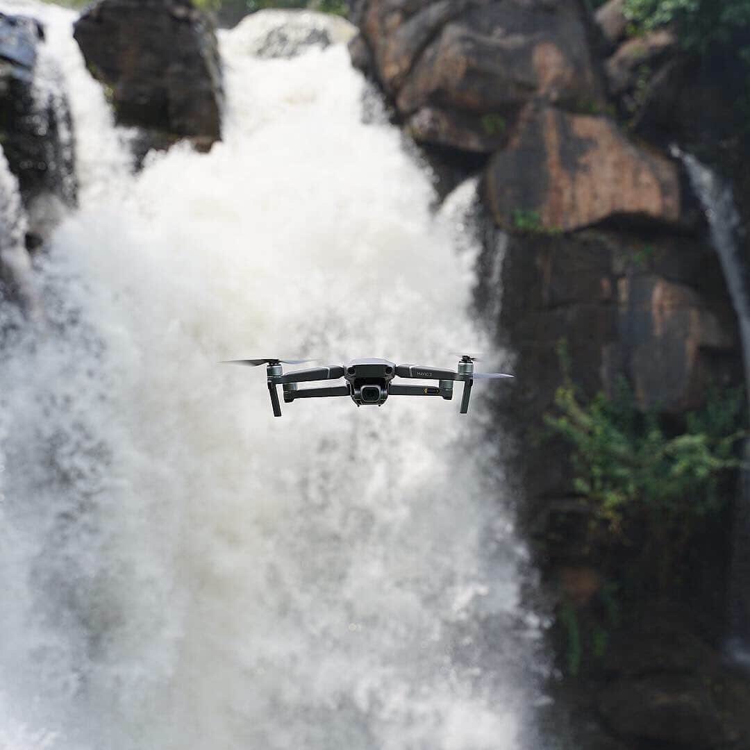 マプ・ヤンガ＝ムビワさんのインスタグラム写真 - (マプ・ヤンガ＝ムビワInstagram)「🇨🇫😴 Visite des chutes de Boali en Centrafrique. J’ai profité de ce moment pour tester mon drone. 🔥😍」6月24日 4時04分 - mapou.yangambiwa