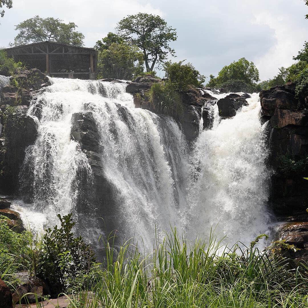 マプ・ヤンガ＝ムビワさんのインスタグラム写真 - (マプ・ヤンガ＝ムビワInstagram)「🇨🇫😴 Visite des chutes de Boali en Centrafrique. J’ai profité de ce moment pour tester mon drone. 🔥😍」6月24日 4時04分 - mapou.yangambiwa