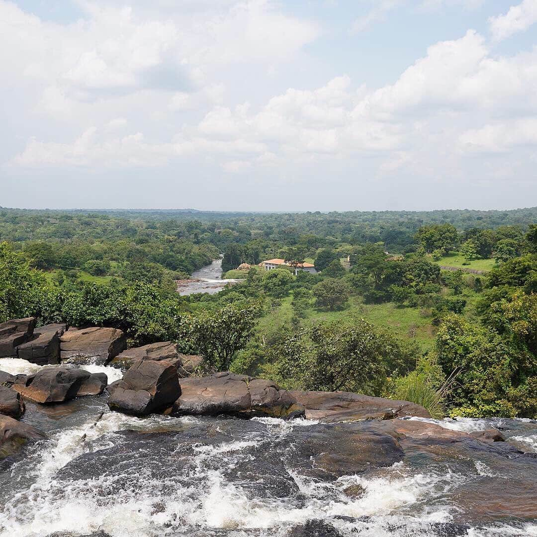 マプ・ヤンガ＝ムビワさんのインスタグラム写真 - (マプ・ヤンガ＝ムビワInstagram)「🇨🇫😴 Visite des chutes de Boali en Centrafrique. J’ai profité de ce moment pour tester mon drone. 🔥😍」6月24日 4時04分 - mapou.yangambiwa