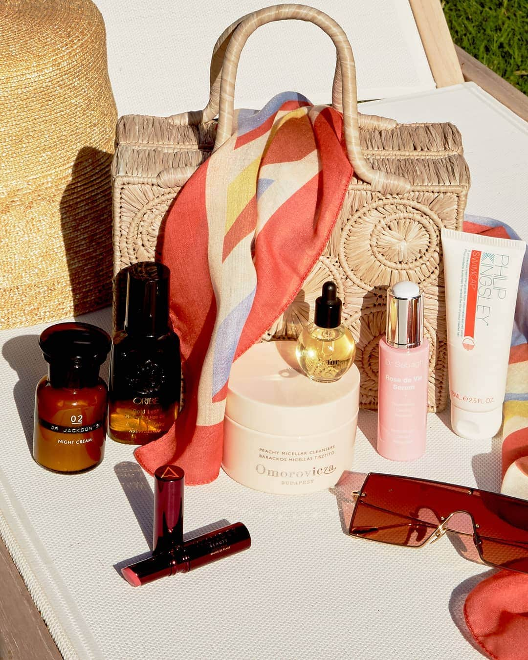 ネッタポルテさんのインスタグラム写真 - (ネッタポルテInstagram)「BEACH BEAUTY: Heading on vacation? From sunscreen and serums to lip balms and highlighters, we have everything you need for a super chic escape. #NETABeauty  Tap the link in bio to shop your favorite looks from Instagram at #NETAPORTER.」6月24日 4時05分 - netaporter