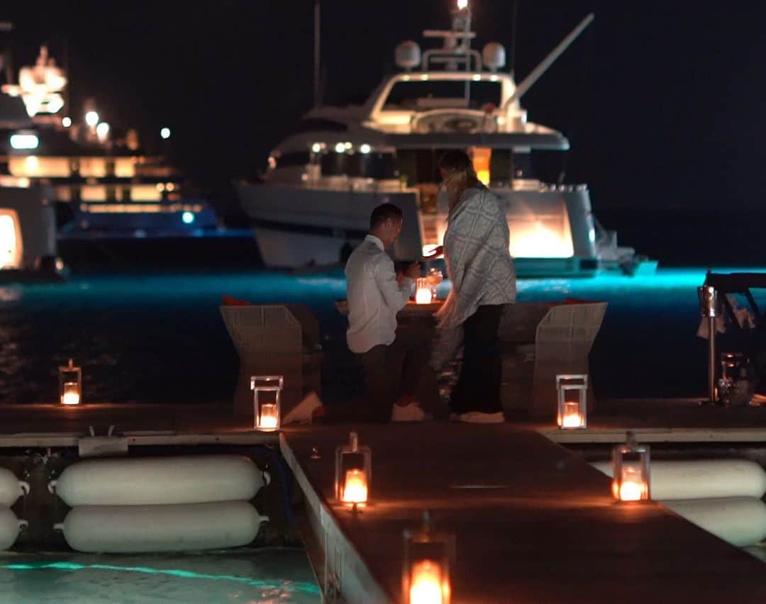 アルカディウシュ・ミリクのインスタグラム：「She said: Yes! 😍🥰😘 @jessica_ziolek  #engagement #love #couplegoals」