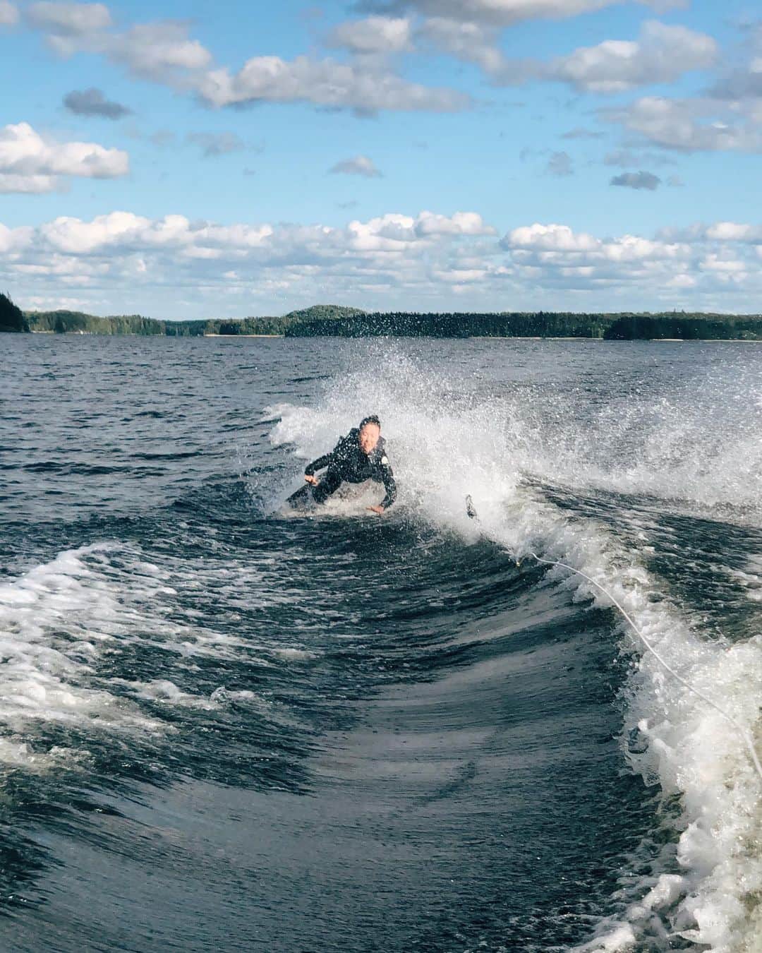 ラウラ・レピストのインスタグラム：「Aina ilmeellä. Aina täysii. Välillä vähän taidot yliarvioiden.🤷🏽‍♀️😂💦 #nevergrowold #juhannuspannut #wakeboarding」