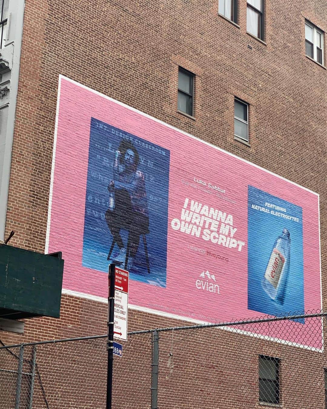 ルカ・サバトさんのインスタグラム写真 - (ルカ・サバトInstagram)「New Evian campaign out now :) With painted billboards everywhere back in New York, go find them :) #iwanna #liveyoung #evianpartner」6月24日 4時31分 - lukasabbat