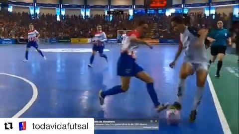 アレッサンドロ・ローザ・ヴィエイラのインスタグラム：「VÍDEO- Que caneta @amandinhafutsal10 😱😱😱 VOCÊS SÃO GIGANTES @leoasdaserra 👏🏻👏🏻👏🏻 Parabéns pelo título 🏆 #Futsal #Futsalfeminino - Narração @dandansportv」
