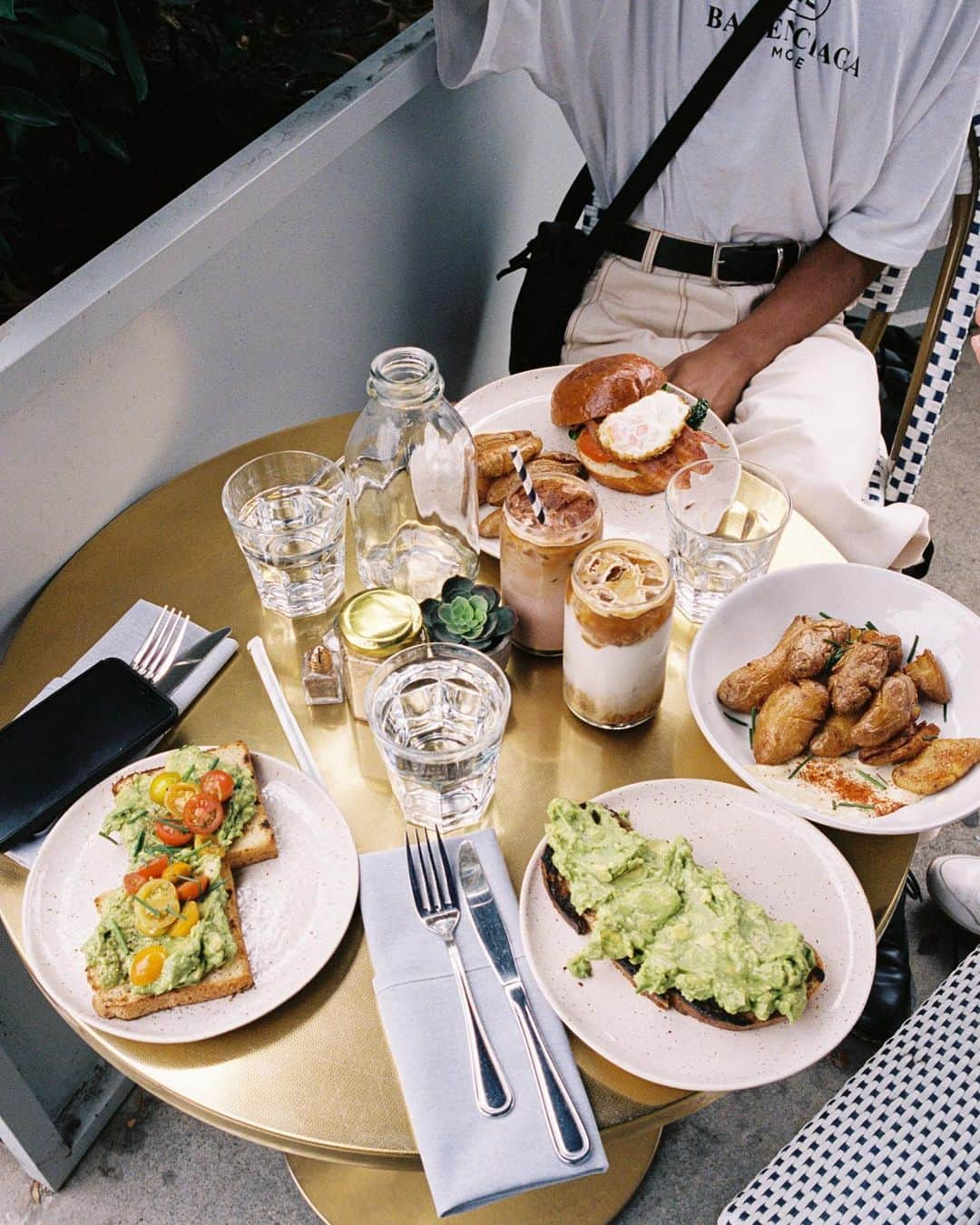 Bryant Eslavaさんのインスタグラム写真 - (Bryant EslavaInstagram)「breakfast food served all day / since 1958 @hannahmeloche @alexgowon 🥞 - slide 👈 to see more photos-」6月24日 4時44分 - bryant