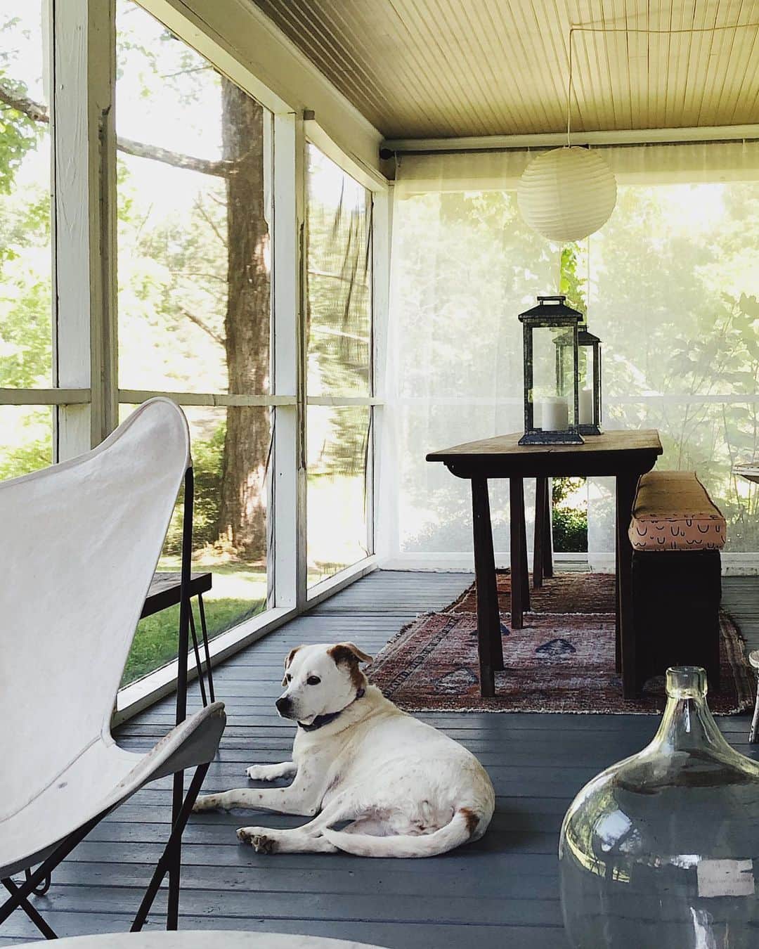 Grace Bonneyのインスタグラム：「Sundays on the porch 💛」