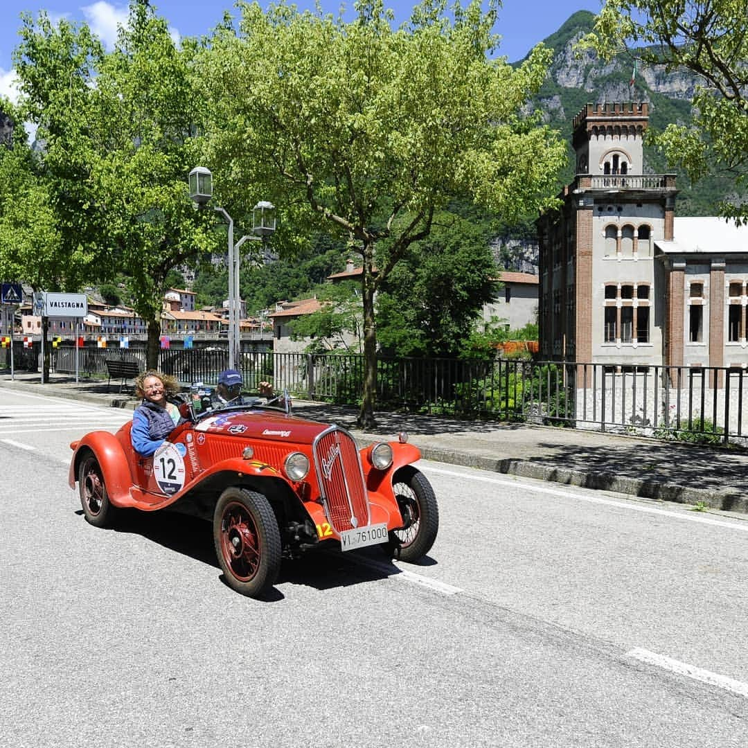 エベラールさんのインスタグラム写真 - (エベラールInstagram)「Andrea Giacoppo e Daniela Grillone Tecioiu su FIAT 508 S Coppa d’Oro del 1933 si sono aggiudicati la 25esima edizione de La Leggenda di Bassano, gara di regolarità riservata alle auto Sport-Barchetta, suddivisa in 3 tappe. Un’edizione da ricordare: 110 intrepidi piloti alla partenza, provenienti da 18 paesi del mondo, si sono misurati con un percorso di oltre 600 km con 40 prove cronometrate e 10 passi attraversati, ammirando panorami alpini stupendi. Gli equipaggi hanno sfidato il tempo inclemente, caratterizzato da un caldo sole alla partenza, che ha lasciato subito il passo a piogge incessanti intervallate da tardive schiarite, per concludersi all’arrivo a Bassano del Grappa in Piazza Libertà con un cielo terso e temperature estive. A premiare i vincitori, insieme agli organizzatori, il Brand Ambassador di Eberhard & Co. Miki Biasion, due volte campione mondiale di rally. @mikibiasion_official @leggendadibassano Foto @drphotoclassicar #eberhard #eberhard_co #eberhardwatches #eberhard1887 #eberhard_1887 #TimeKeeper #watches #swiss #driver #race #racing #ride #road #sportscars #vintagerace #vintagecars #laleggendadibassano #dallara #autodepoca」6月24日 4時55分 - eberhard_1887