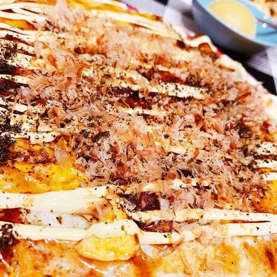 琴菜さんのインスタグラム写真 - (琴菜Instagram)「ふっくら分厚いお好み焼き〜😋🍴 "豚バラチーズの卵焼きのせお好み焼き"  神社からいただいたかつお節をどうしても使いたくて、お好み焼きを作って食べた🧂🥩 分厚くしっかりと焼けた気がするけど、、 仕上がりいかがでしょうか⁉️ 昨日、沖縄では慰霊の日。 南の方角に向かって合掌したよ👏🏻いつまでも平和でありますように、とね。平和な今を与えてくれてありがとうございます。  #お好み焼き #豚バラチーズ #卵焼きのせ  #コノシロスープ出汁の豆腐スープ #ピクルス #ゴーヤーの味噌炒め #時短料理 #手抜きごはん #japanesefood #慰霊の日 #沖縄 #平和記念公園 #戦死した叔父へ #合掌 #平和」6月24日 5時03分 - dj_singer_kotona