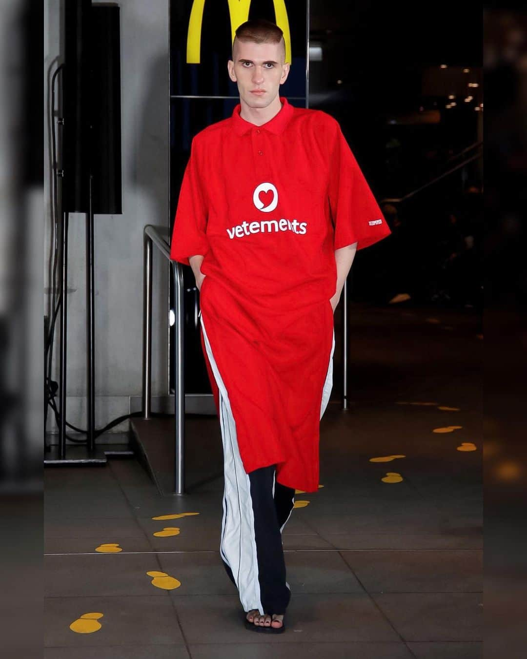 ヴェトモンさんのインスタグラム写真 - (ヴェトモンInstagram)「VETEMENTS SPRING SUMMER 2020 SHOW」6月24日 5時19分 - vetements_official