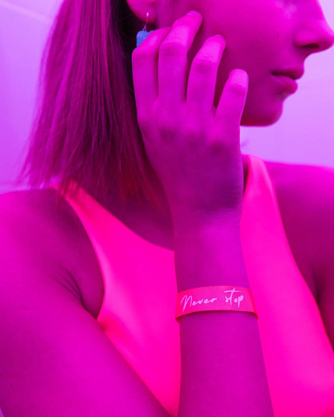 Blonde Saladさんのインスタグラム写真 - (Blonde SaladInstagram)「Can’t have enough of neon details 🎾 SHOP NOW our limited edition @romantikaglam x The Blonde Salad never stop bracelets 💕 #theblondesalad #bracelets #jewelry #bijou #neon #newcollection #ss19」6月24日 5時22分 - theblondesalad