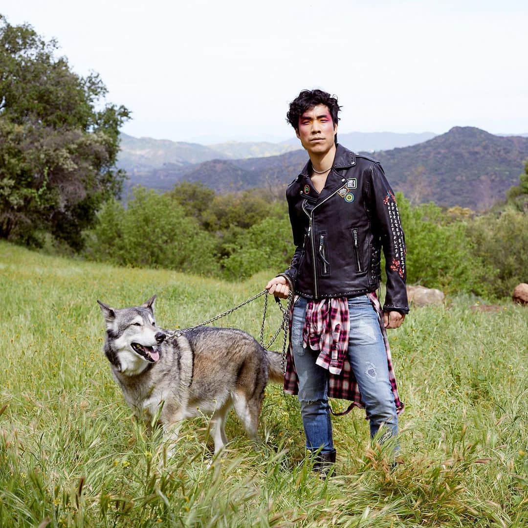 ユージン・リー・ヤンのインスタグラム：「I’m thrilled to finally show you photos from @for.successful.living’s Extremely Proud campaign! 🏳️‍🌈 I got to pose alongside some of my favorite wild animals for the very first time. #ad #ExtremePride  All of the animals are from a sanctuary that specializes in saving and rehabilitating wildlife after they’re purchased and abandoned. 🐺🐍 Photography: @adamkargenian Hair & Makeup: @elsie_simone EP: @cafleen @everybodyneedsus」