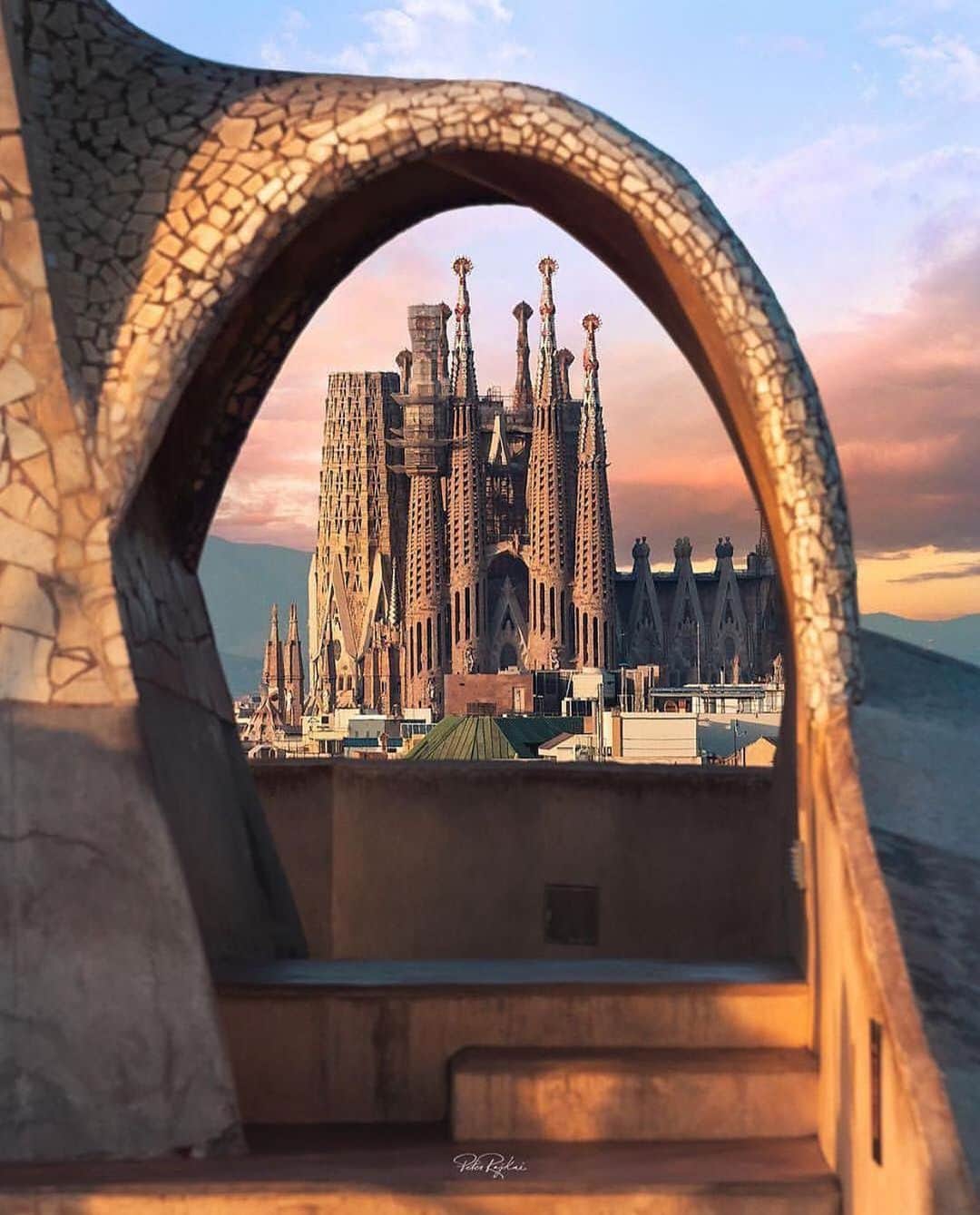 Inspirationさんのインスタグラム写真 - (InspirationInstagram)「Ângulo incrível da Casa Milà para a Sagrada Familia em Barcelona. #decorcriative #decoreinteriores. Follow @decor.ativa  __________________ Design by Antoni Gaudí. Foto: Peter Rajkai. Location: #Barcelona」6月24日 5時30分 - decorcriative